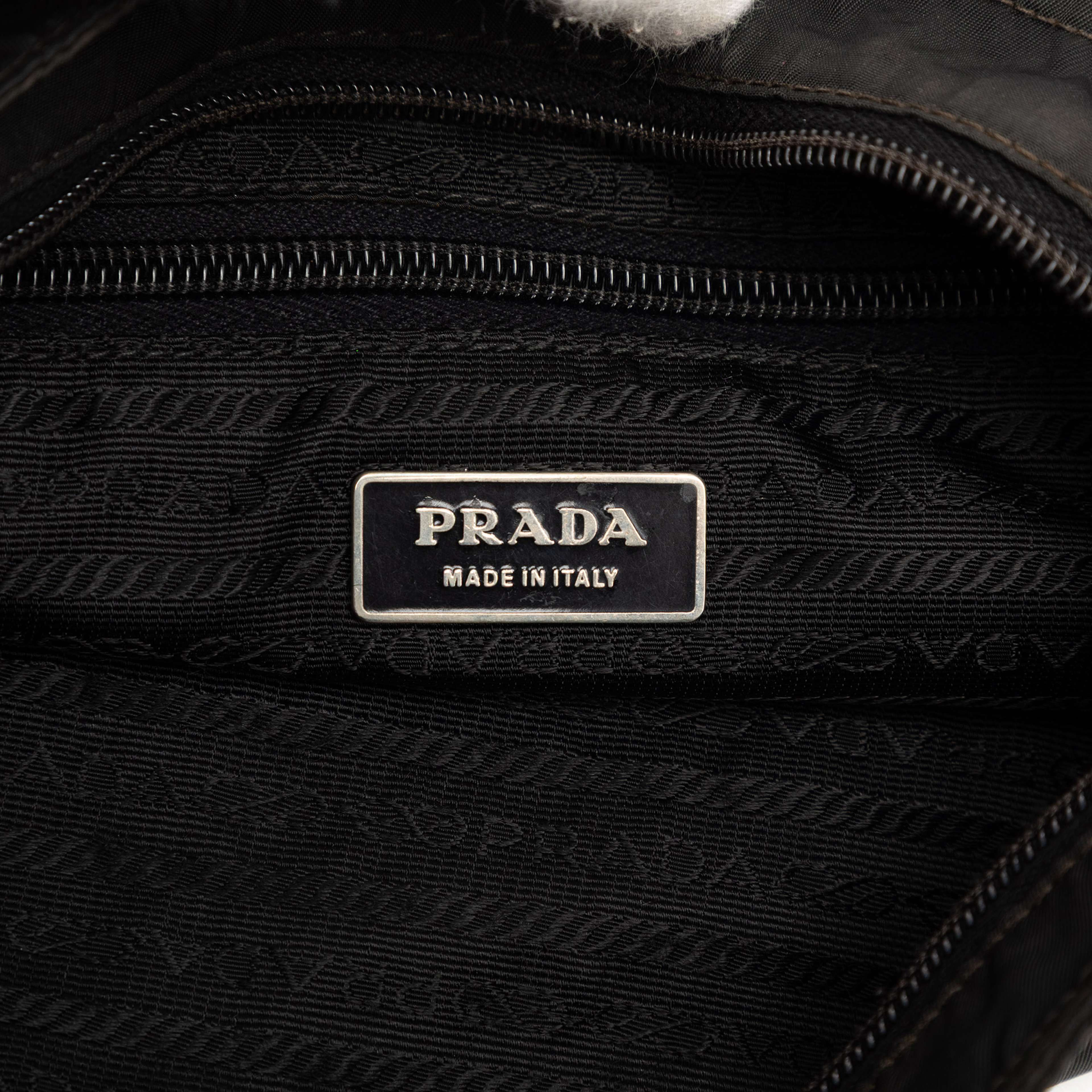 Prada Tessuto Zip Top Crossbody, från Luxclusif, i färgen black. Klicka för att öppna bilden i stort format