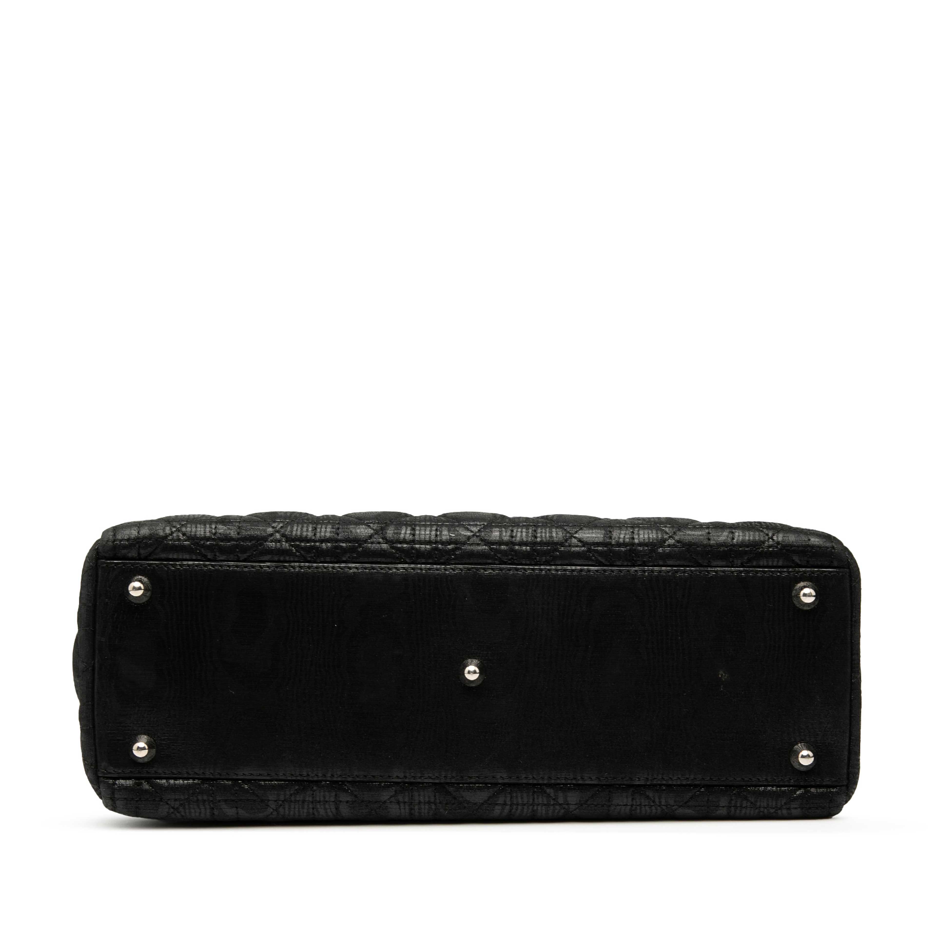 Dior Large Iridescent Fabric Cannage Lady Dior, från Luxclusif, i färgen black. Klicka för att öppna bilden i stort format