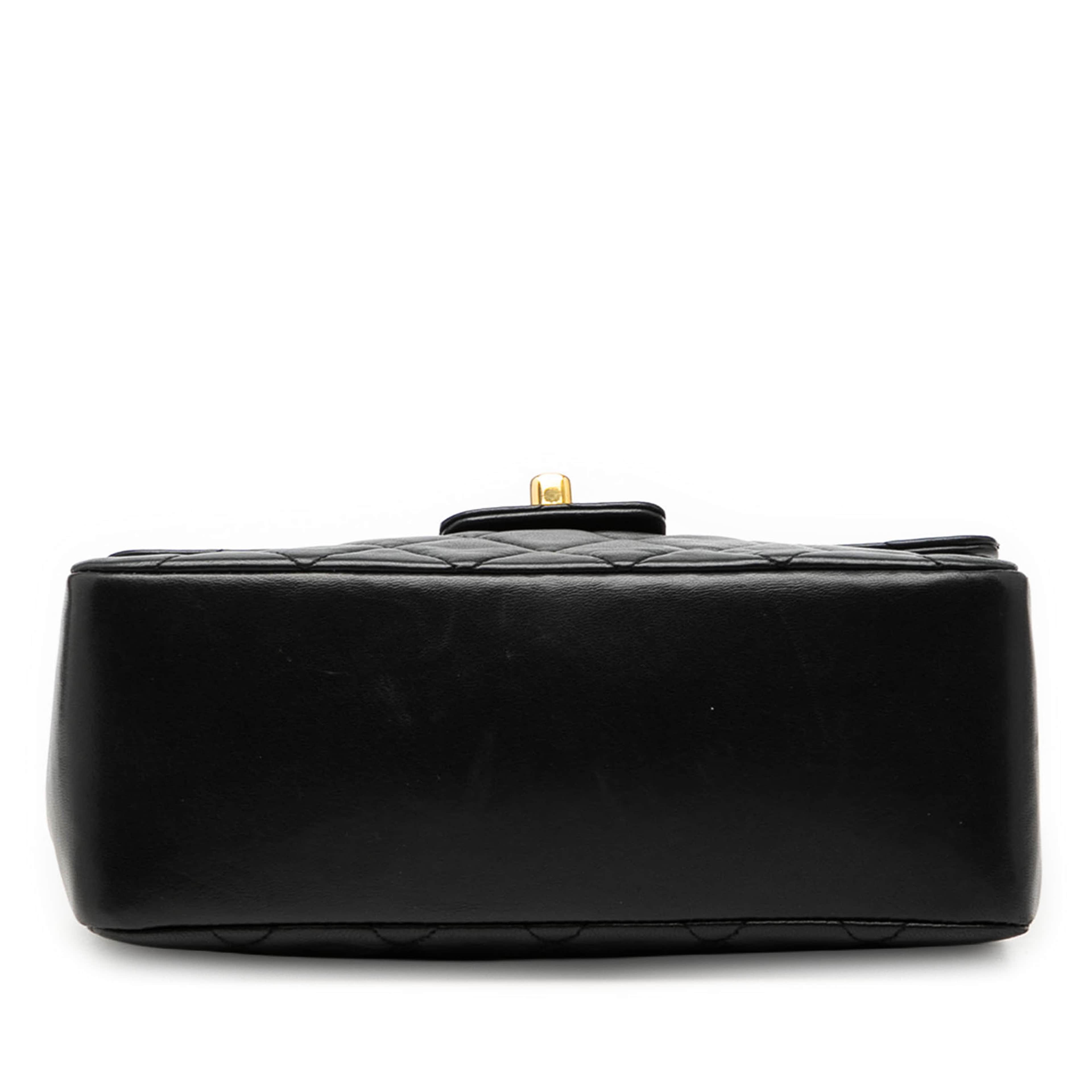 Chanel Small Lambskin Kelly Top Handle Bag, från Luxclusif, i färgen black. Klicka för att öppna bilden i stort format
