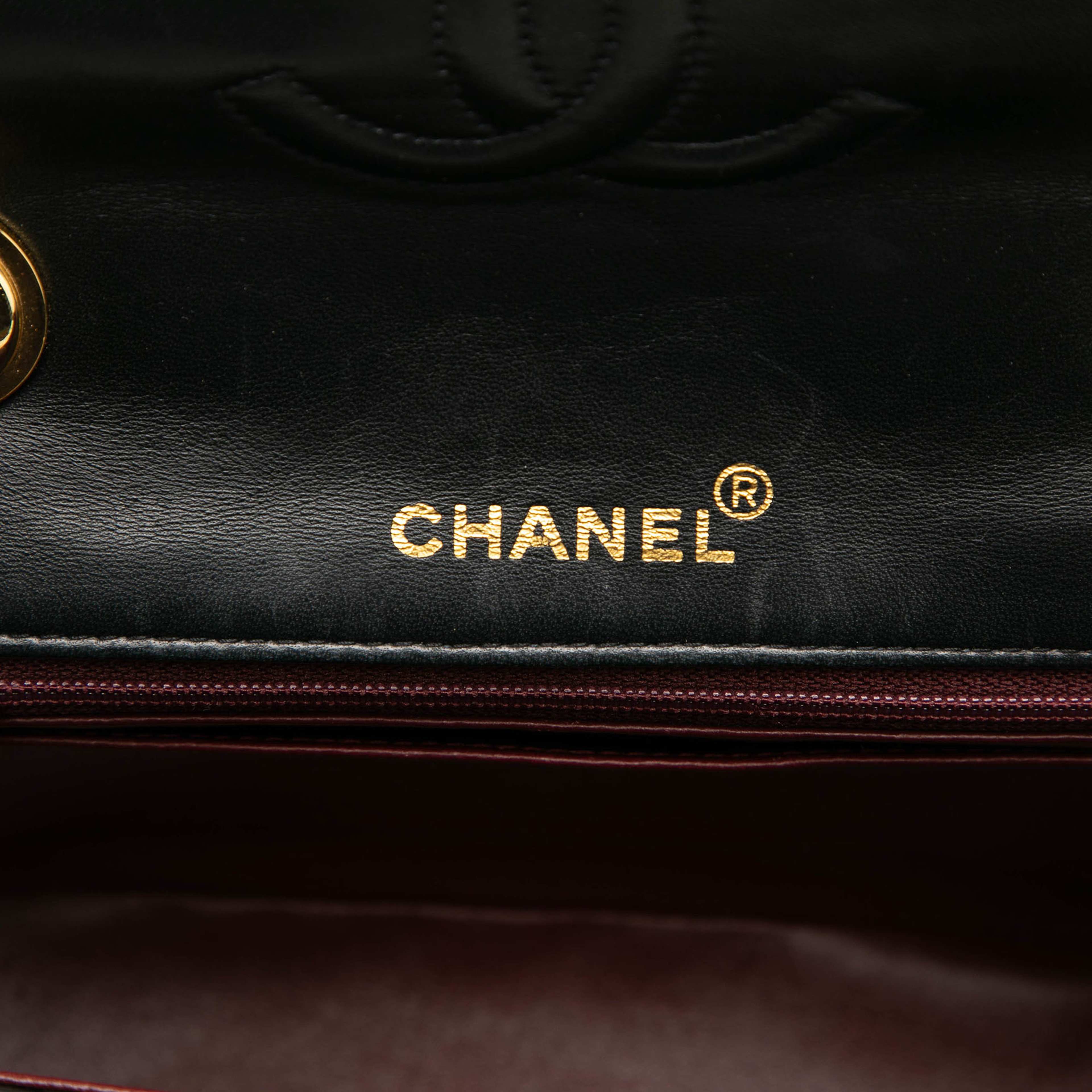 Chanel Small Lambskin Kelly Top Handle Bag, från Luxclusif, i färgen black. Klicka för att öppna bilden i stort format