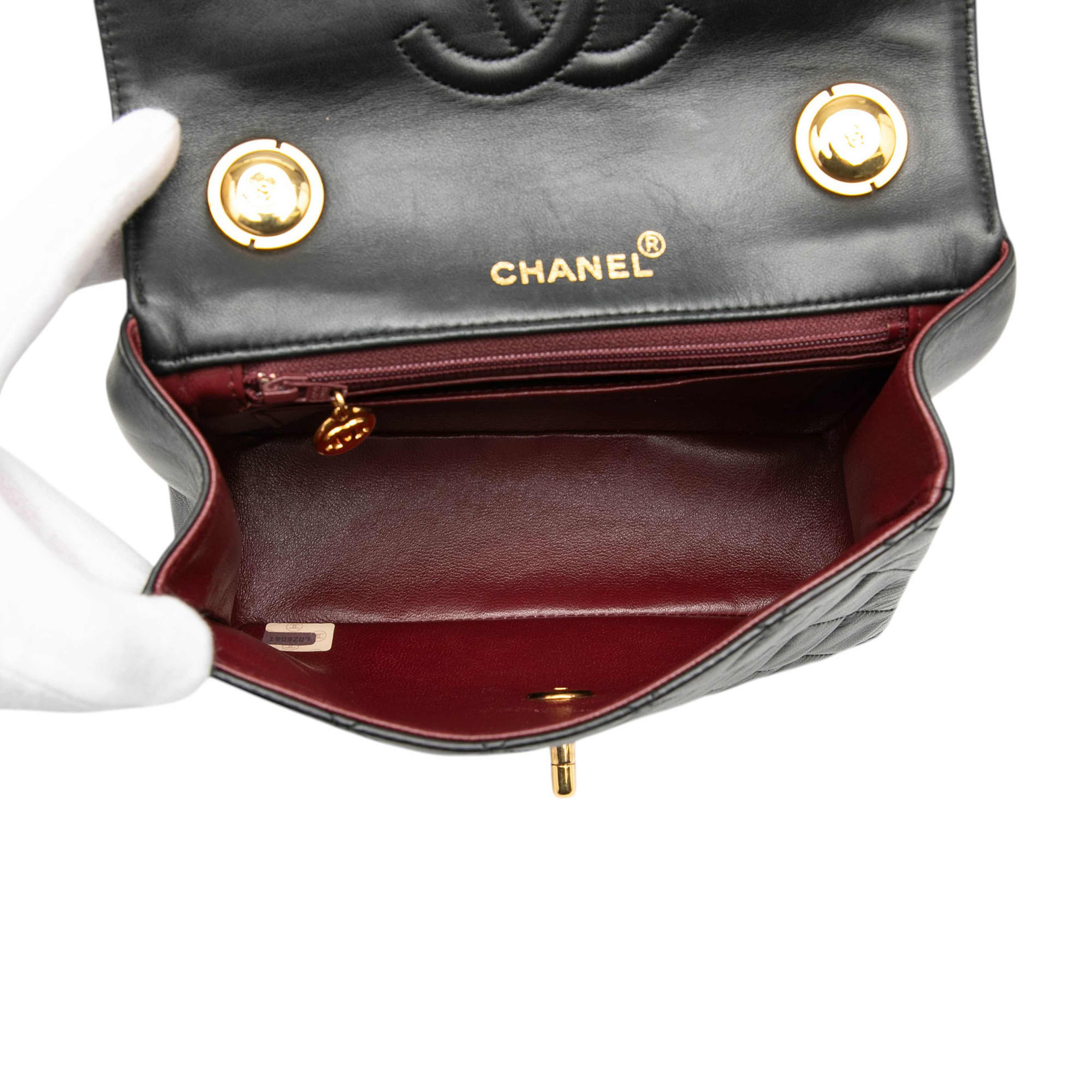Chanel Small Lambskin Kelly Top Handle Bag, från Luxclusif, i färgen black. Klicka för att öppna bilden i stort format