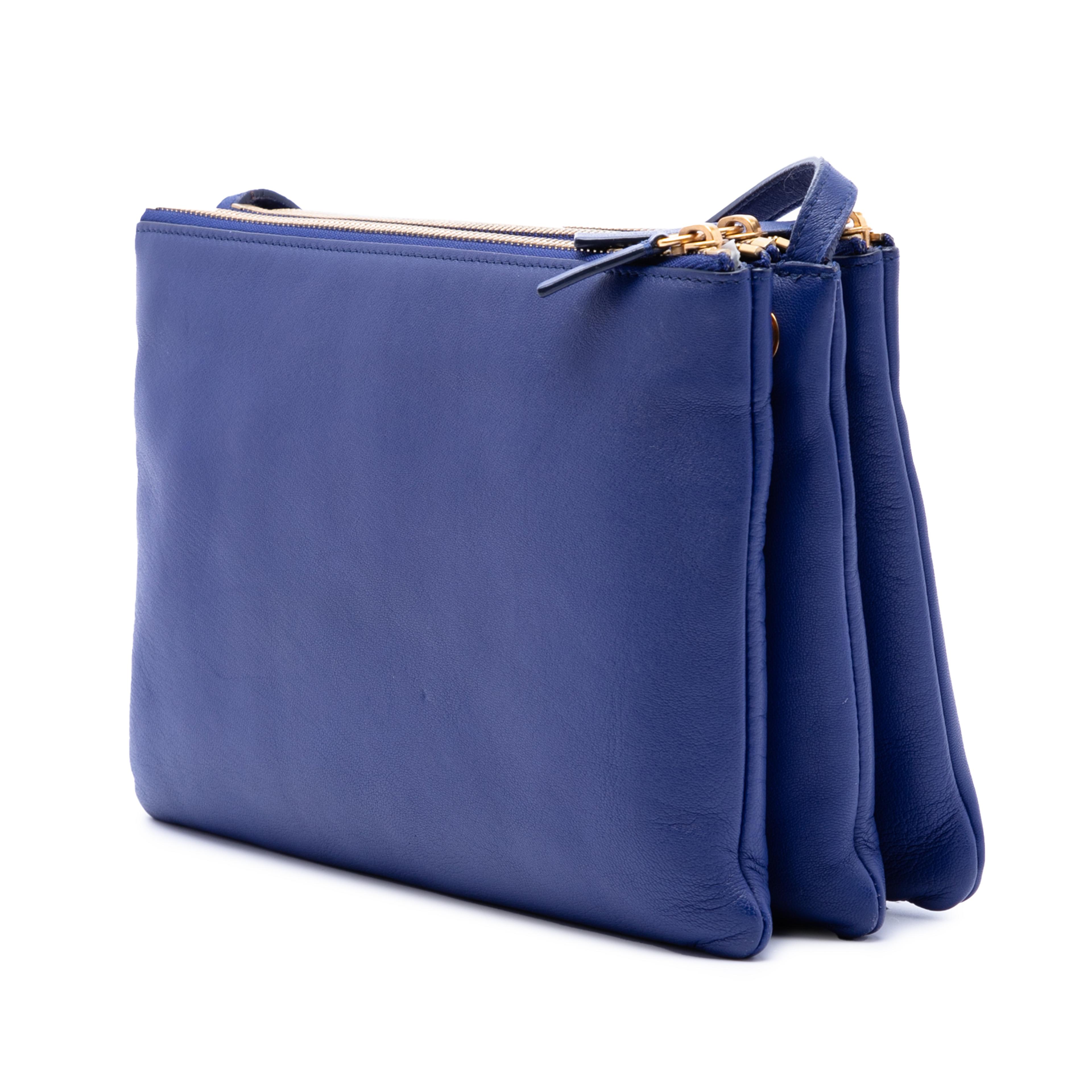 Celine Large Lambskin Trio Crossbody, från Luxclusif, i färgen blå. Klicka för att öppna bilden i stort format