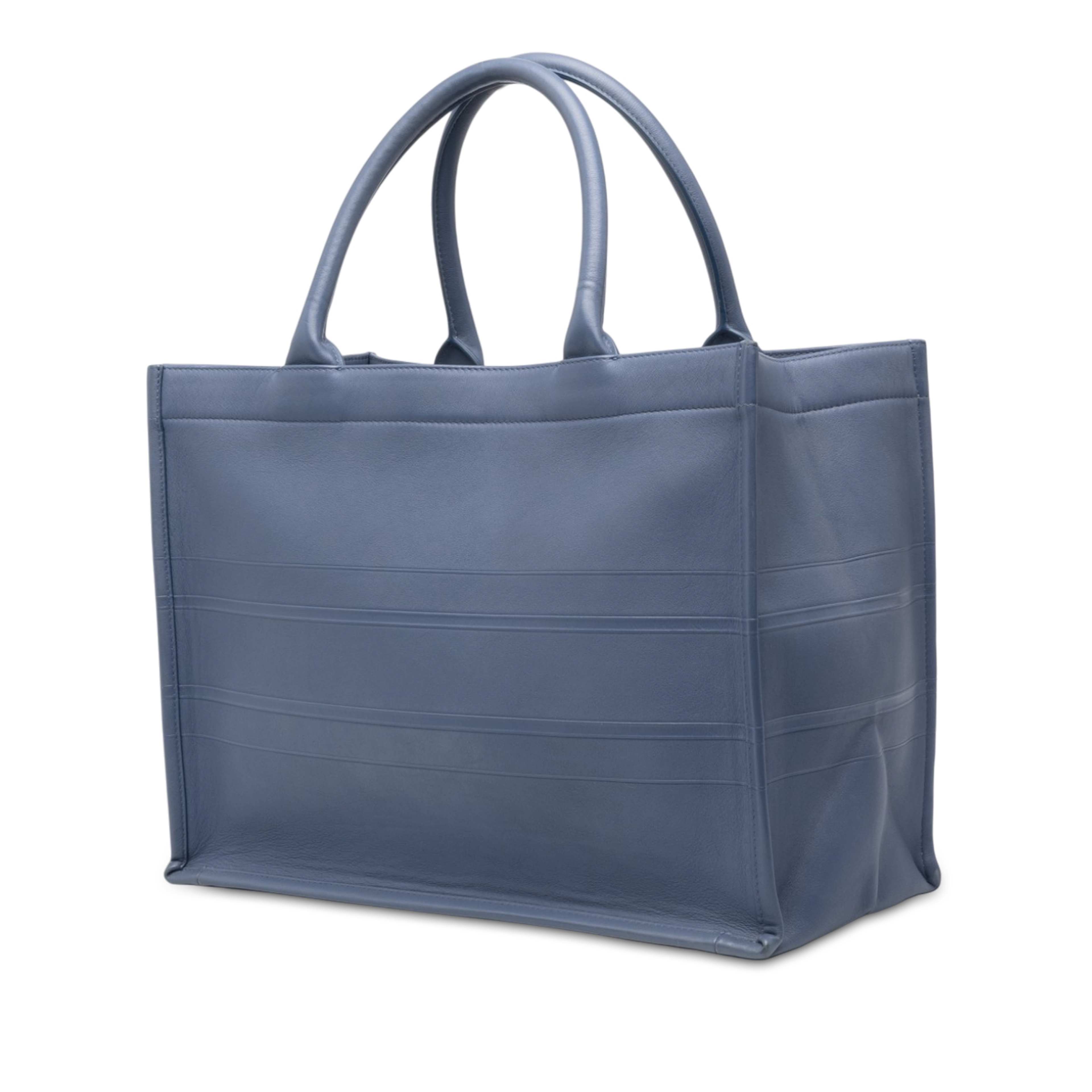 Dior Medium Embossed Leather Book Tote, från Luxclusif, i färgen blå. Klicka för att öppna bilden i stort format