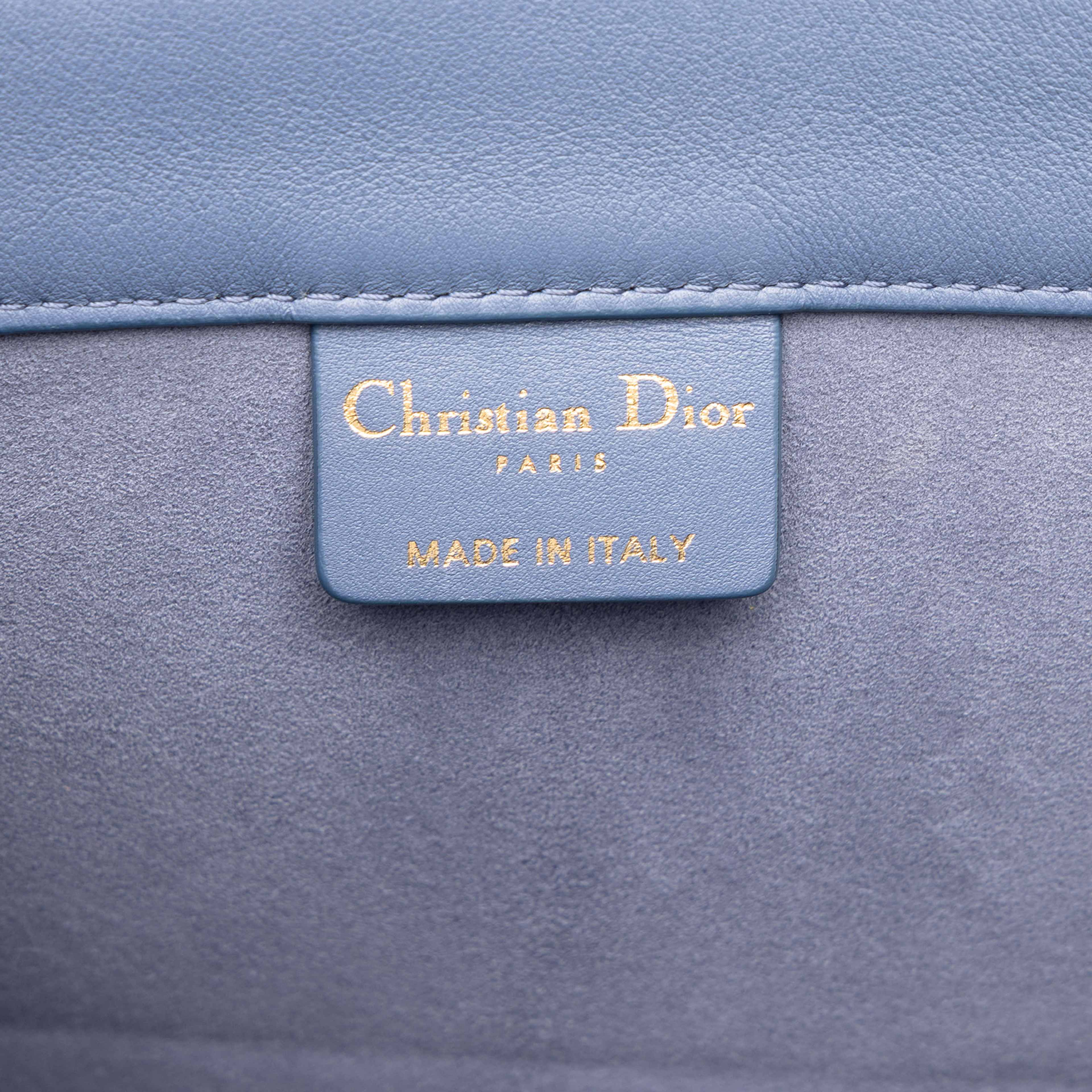 Dior Medium Embossed Leather Book Tote, från Luxclusif, i färgen blå. Klicka för att öppna bilden i stort format