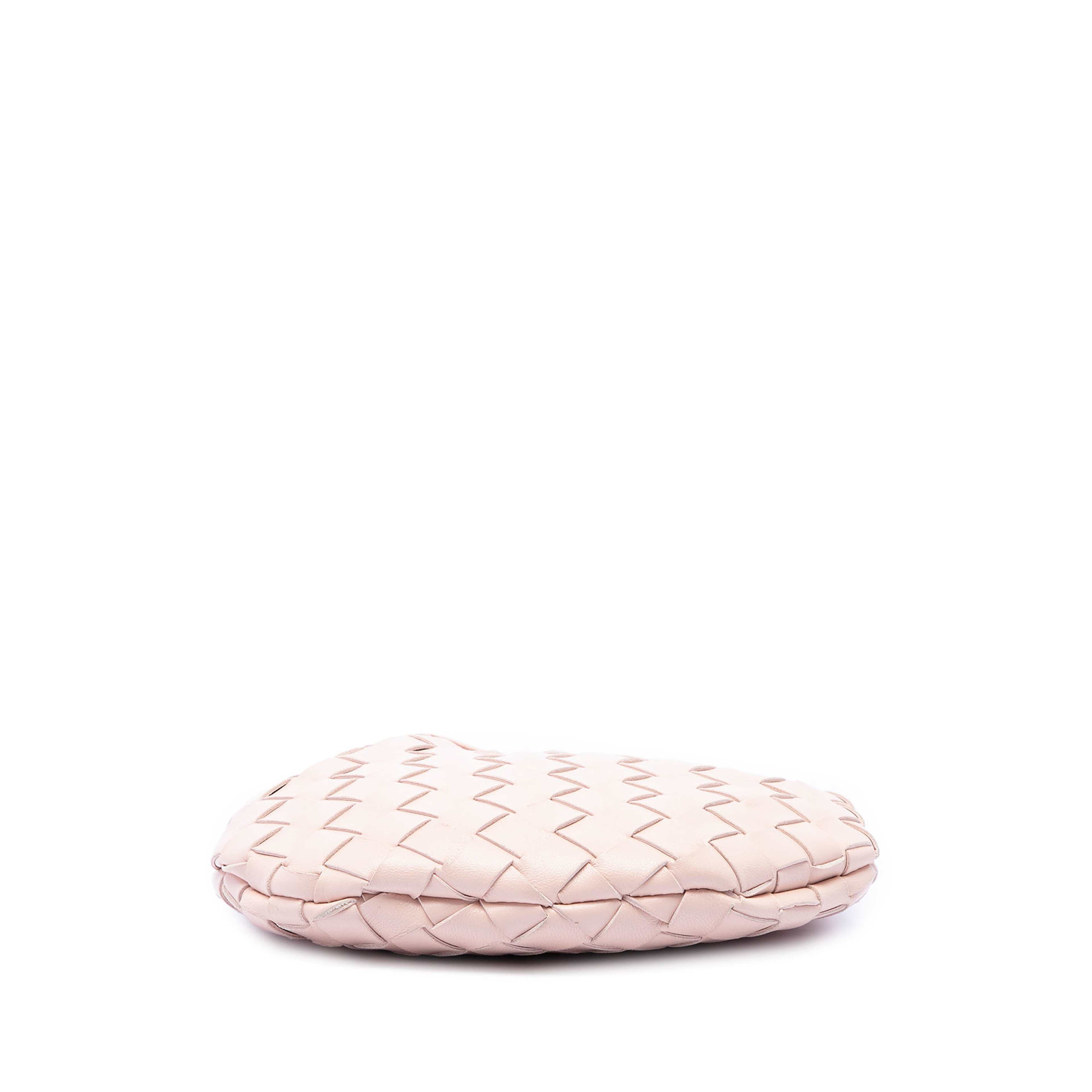 Bottega Veneta Baby Lambskin Intrecciato Sardine, från Luxclusif, i färgen rosa. Klicka för att öppna bilden i stort format