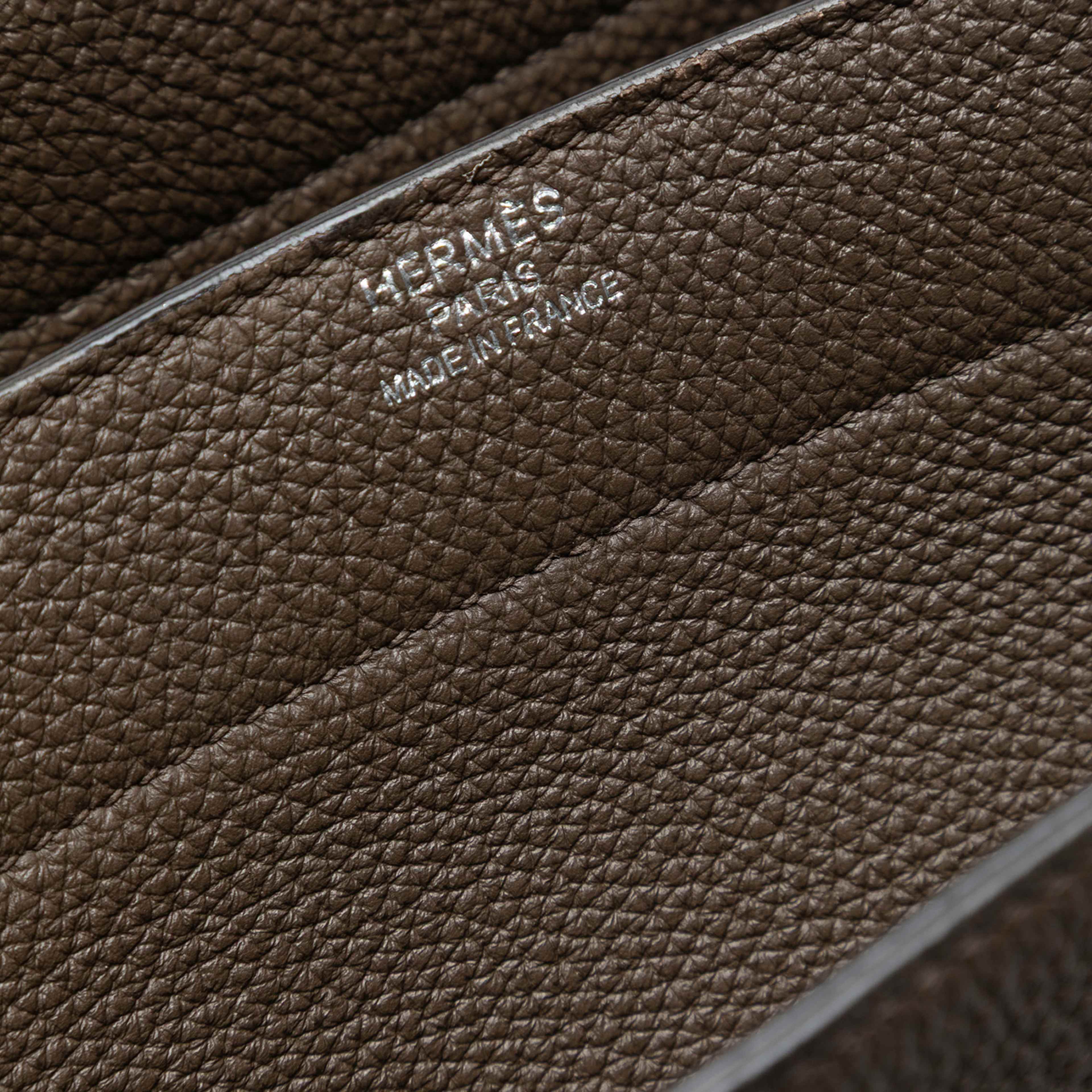 Hermès Togo Sac A Depeches 40, från Luxclusif, i färgen dark brown. Klicka för att öppna bilden i stort format