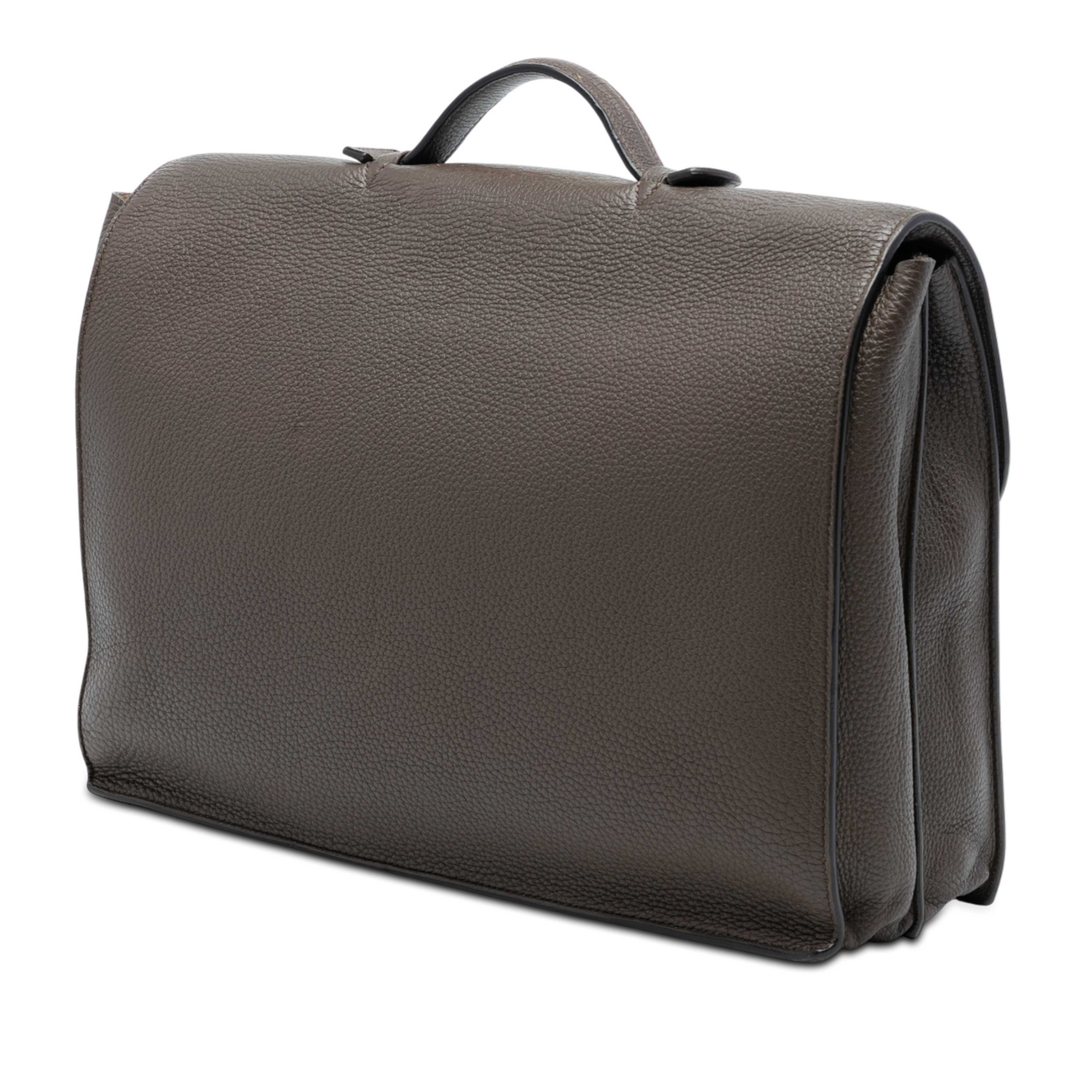 Hermès Togo Sac A Depeches 40, från Luxclusif, i färgen dark brown. Klicka för att öppna bilden i stort format