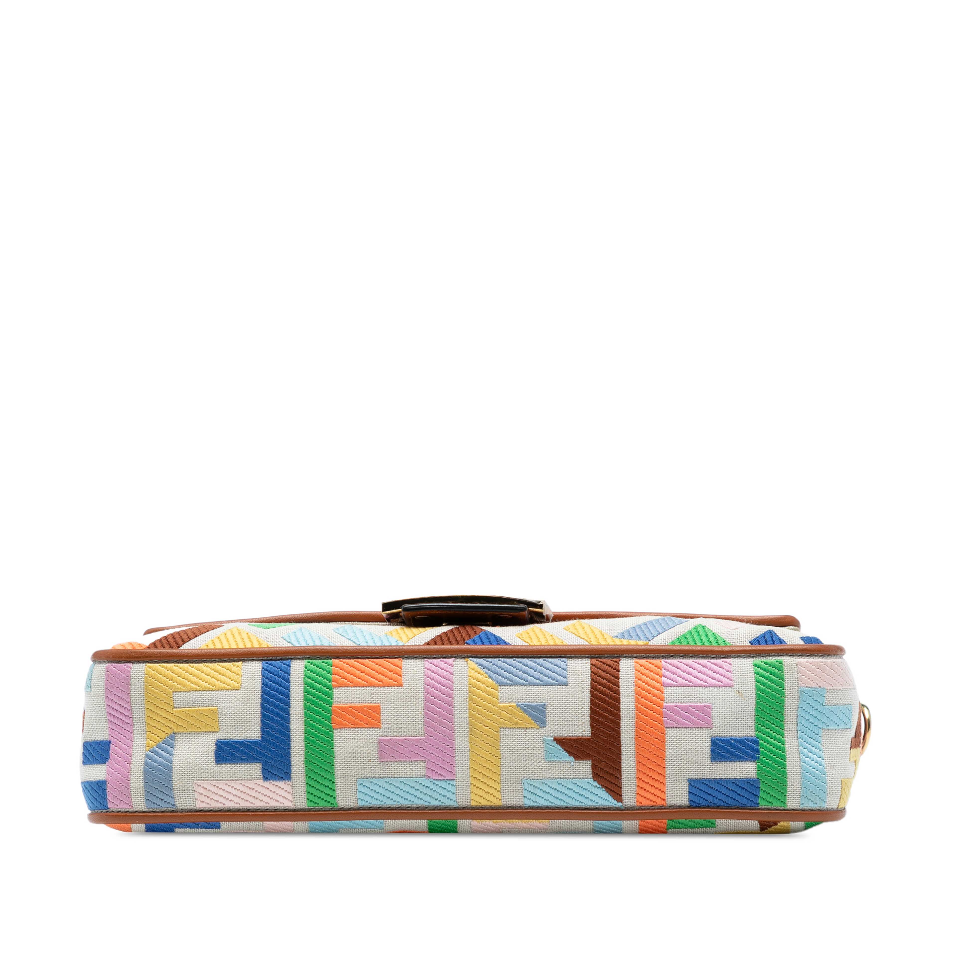 Fendi Zucca Embroidered Canvas Baguette Satchel, från Luxclusif, i färgen beige. Klicka för att öppna bilden i stort format