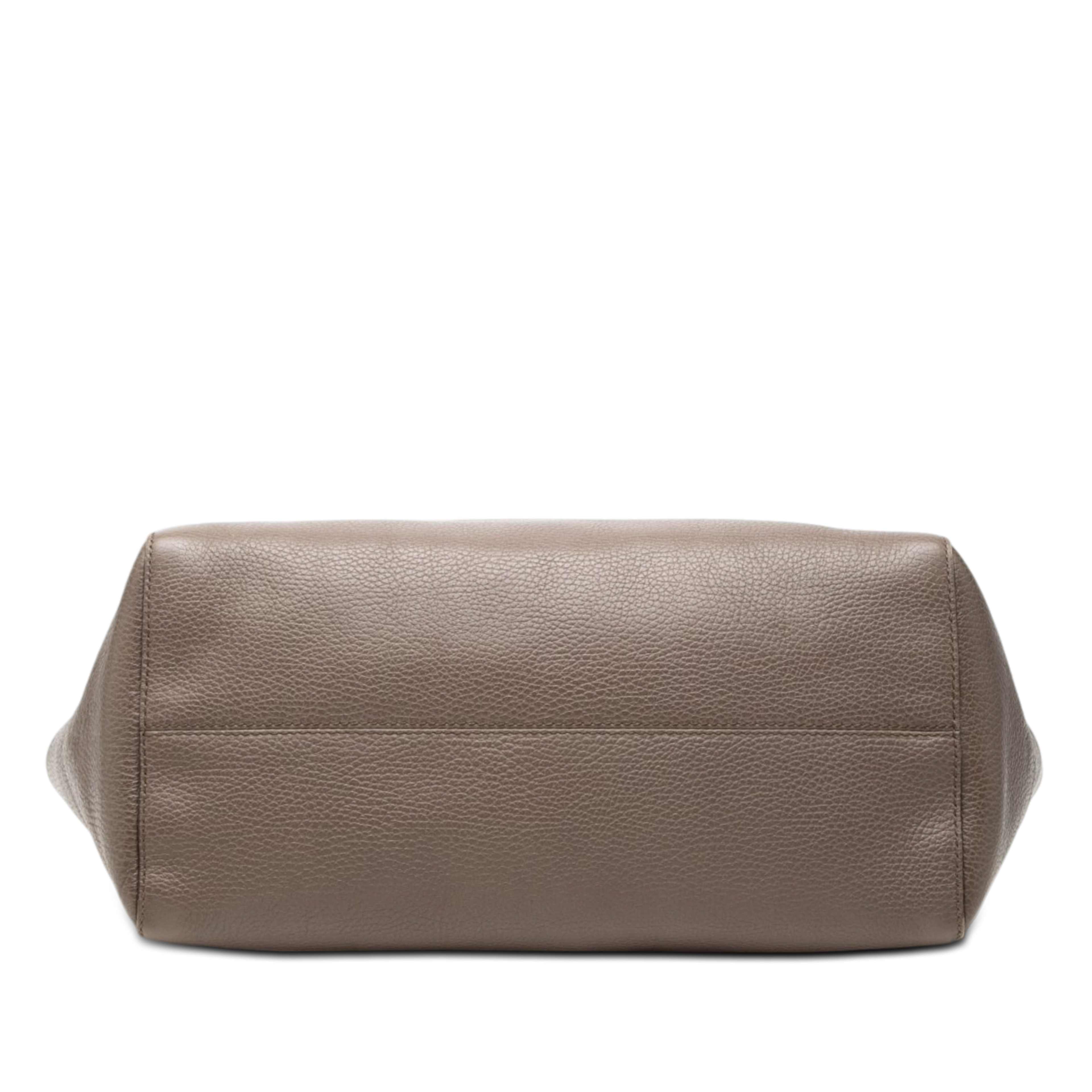 Gucci Medium Leather Swing Tote, från Luxclusif, i färgen taupe. Klicka för att öppna bilden i stort format