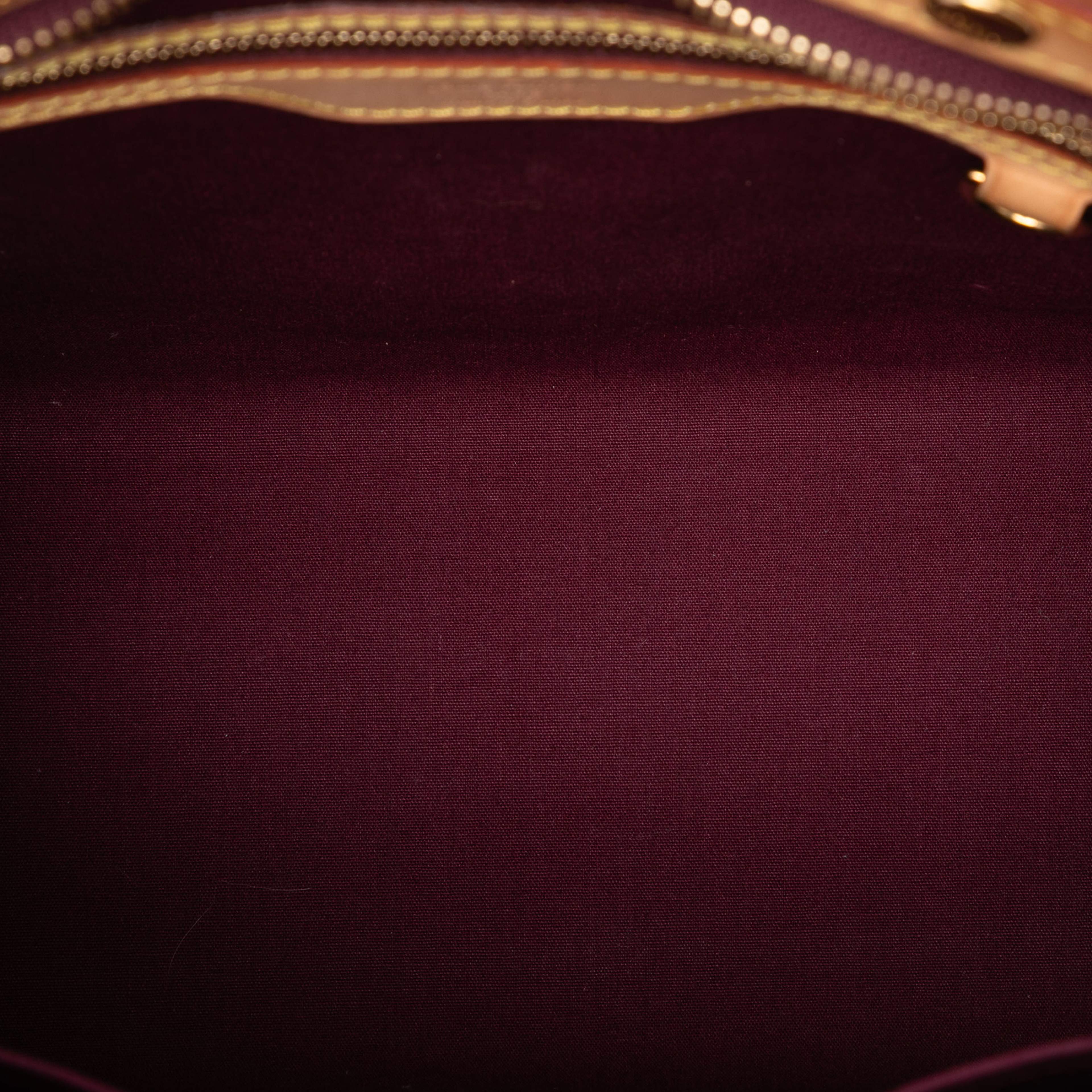 Louis Vuitton Monogram Vernis Brea Mm, från Luxclusif, i färgen bordeaux. Klicka för att öppna bilden i stort format