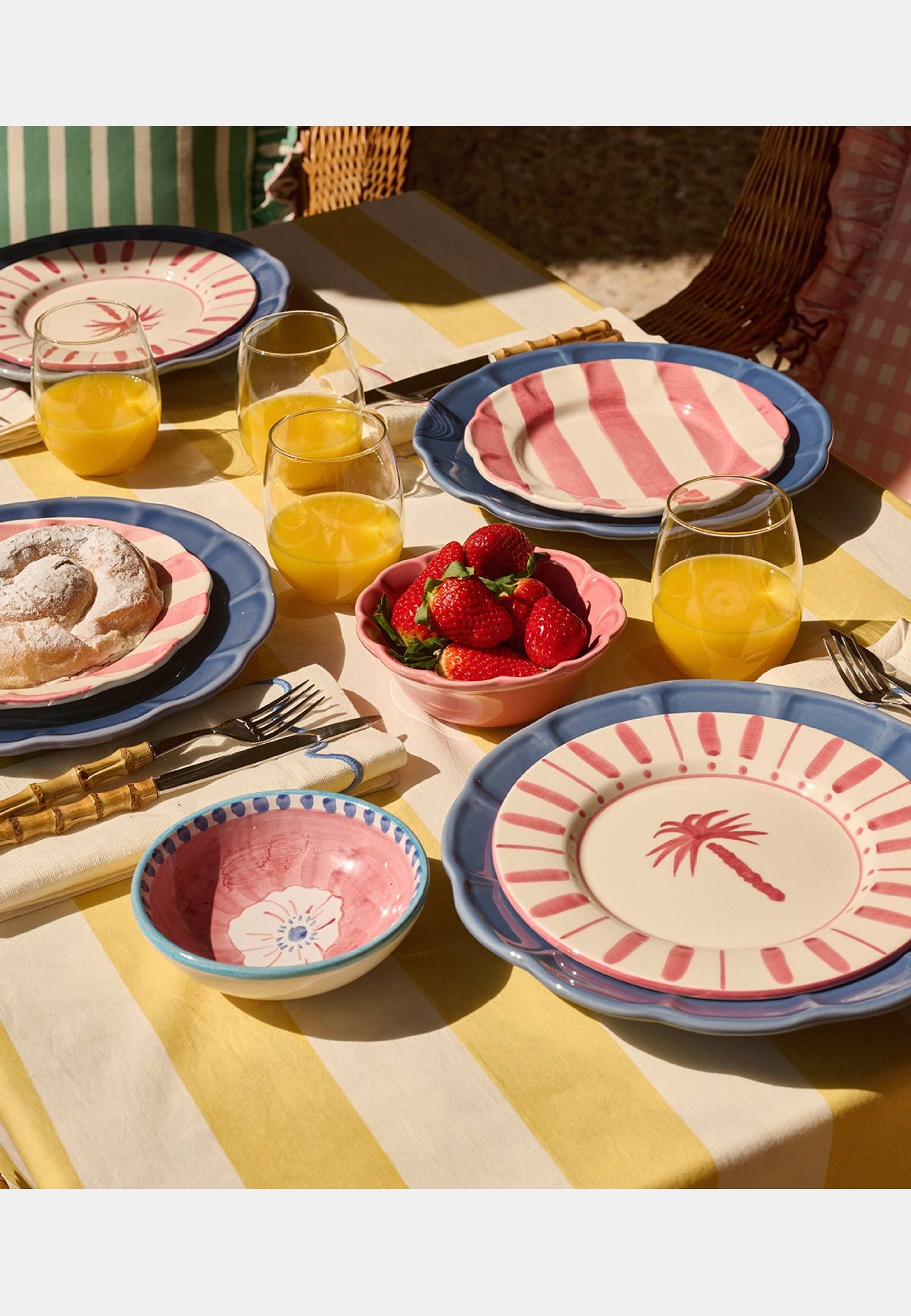 Cannes Assiett - 22 Cm, från Pick A Poppy, i färgen dark pink. Klicka för att öppna bilden i stort format