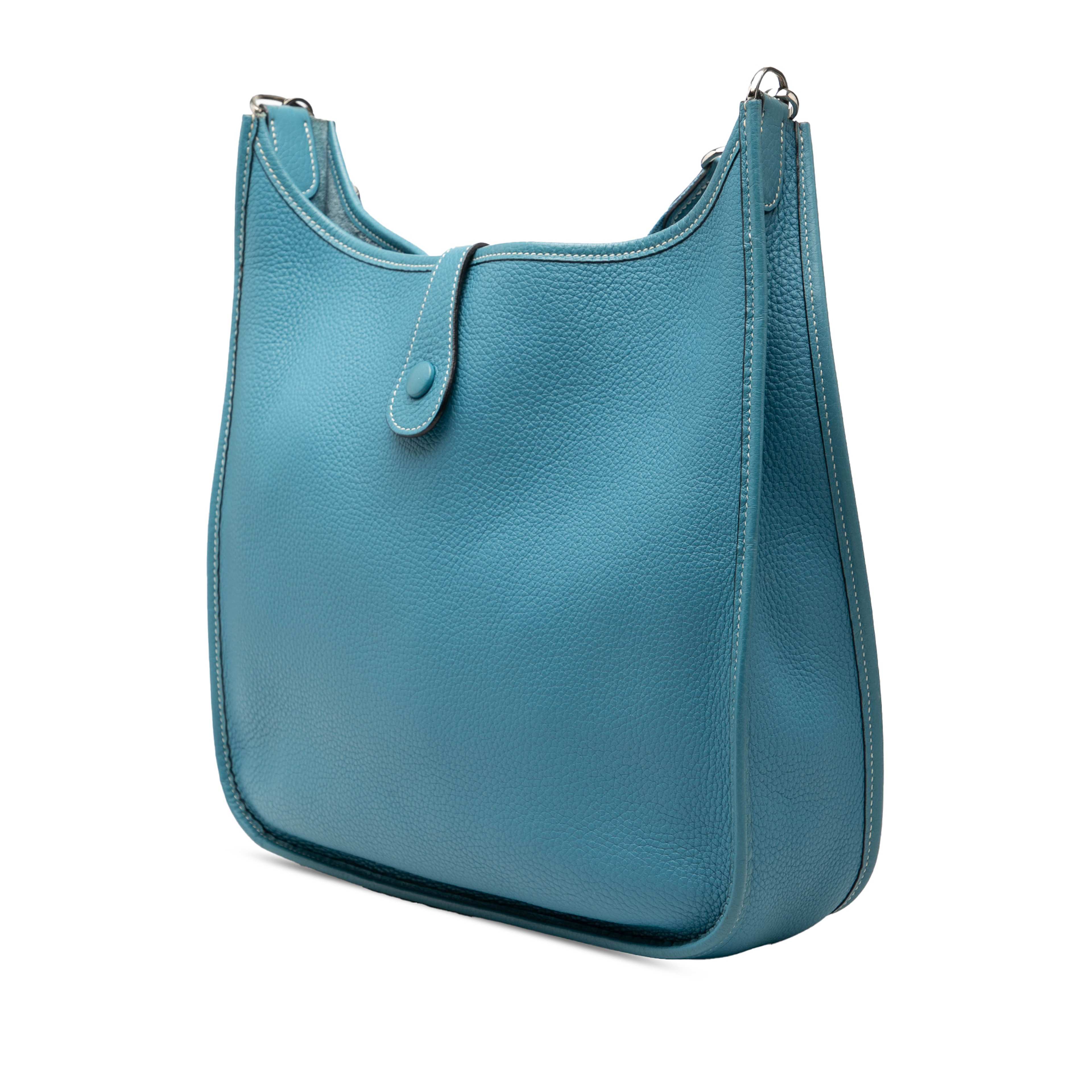 Hermès Clemence Evelyne Gm, från Luxclusif, i färgen denim. Klicka för att öppna bilden i stort format