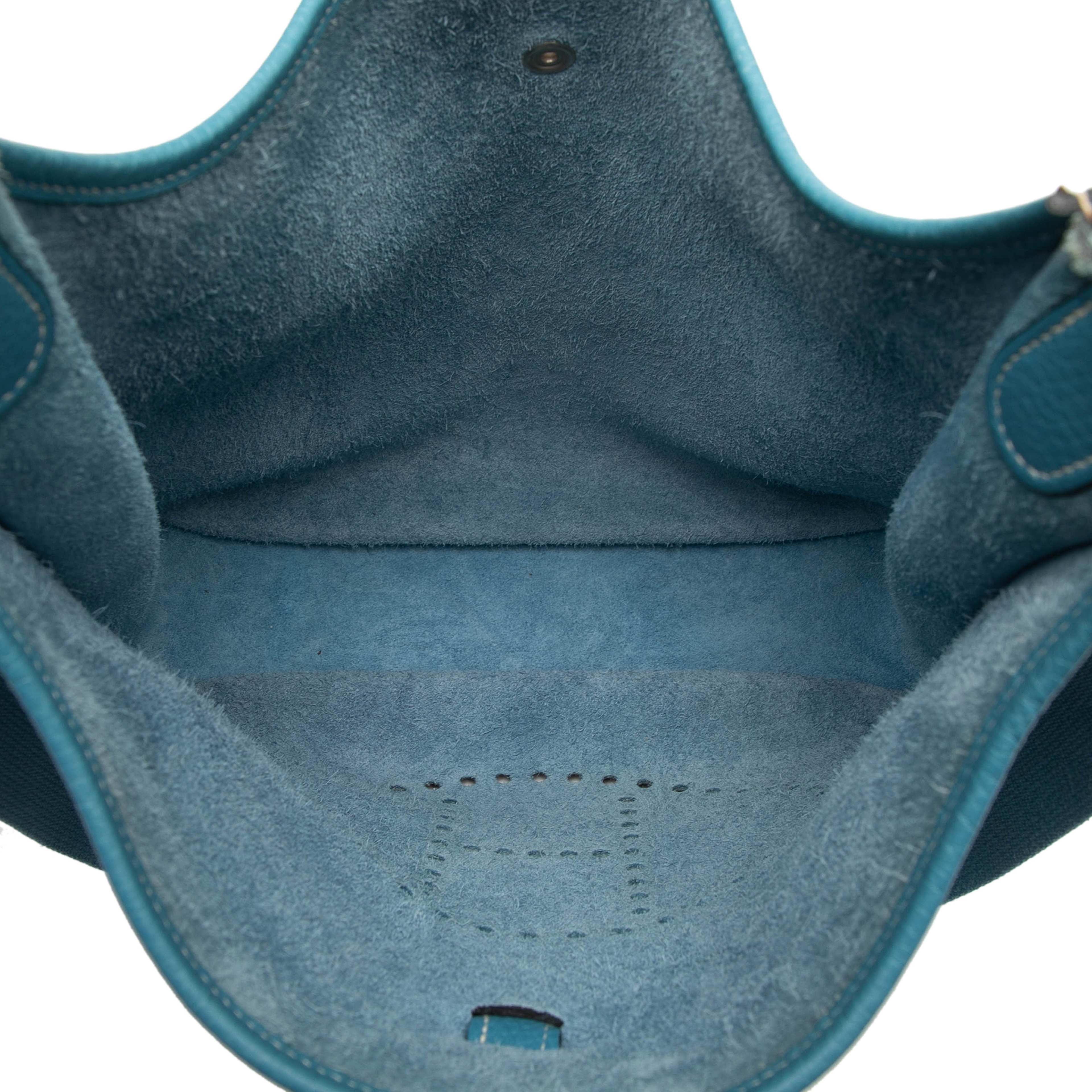 Hermès Clemence Evelyne Gm, från Luxclusif, i färgen denim. Klicka för att öppna bilden i stort format