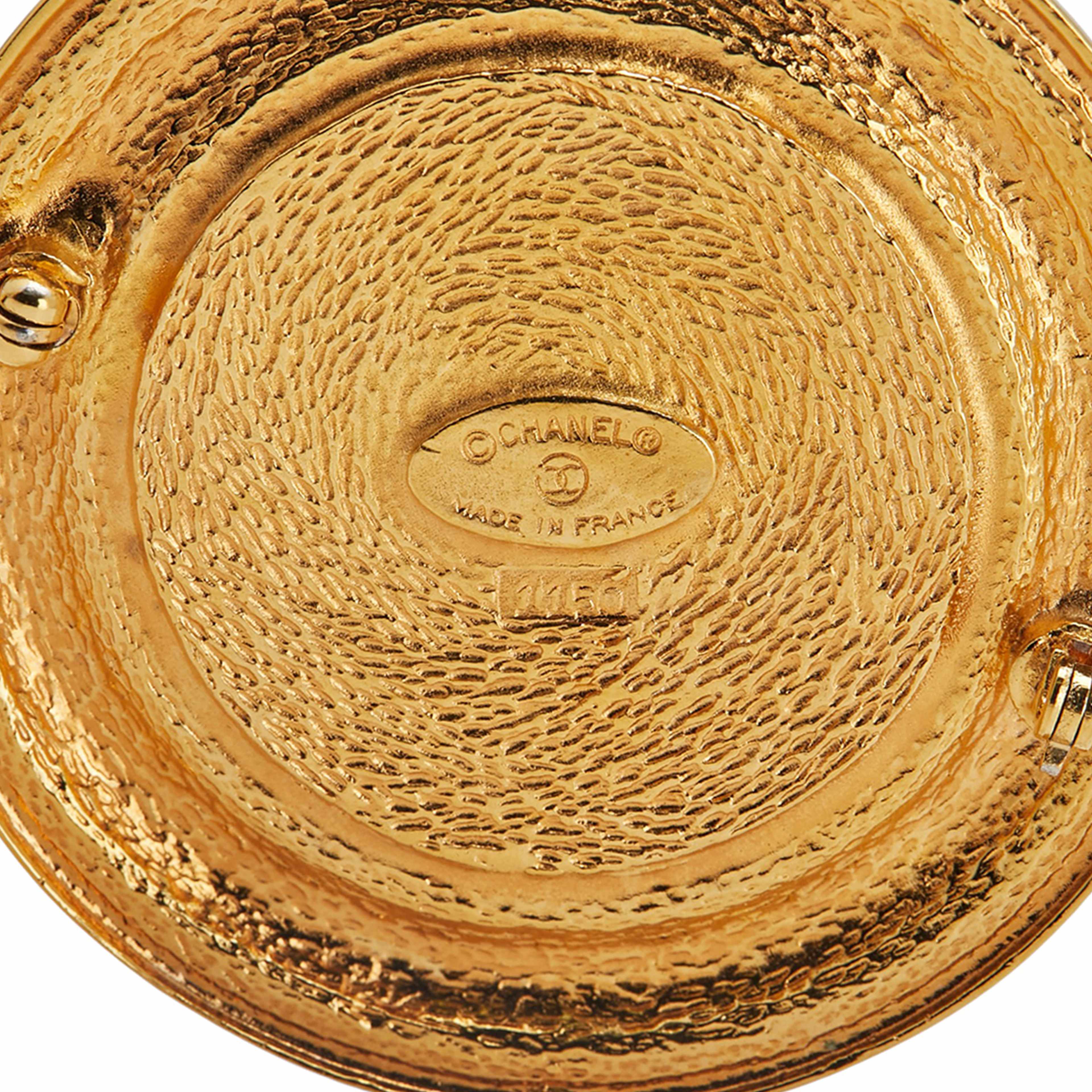 Chanel Gold Plated 31 Rue Cambon Round Brooch, från Luxclusif, i färgen gold. Klicka för att öppna bilden i stort format