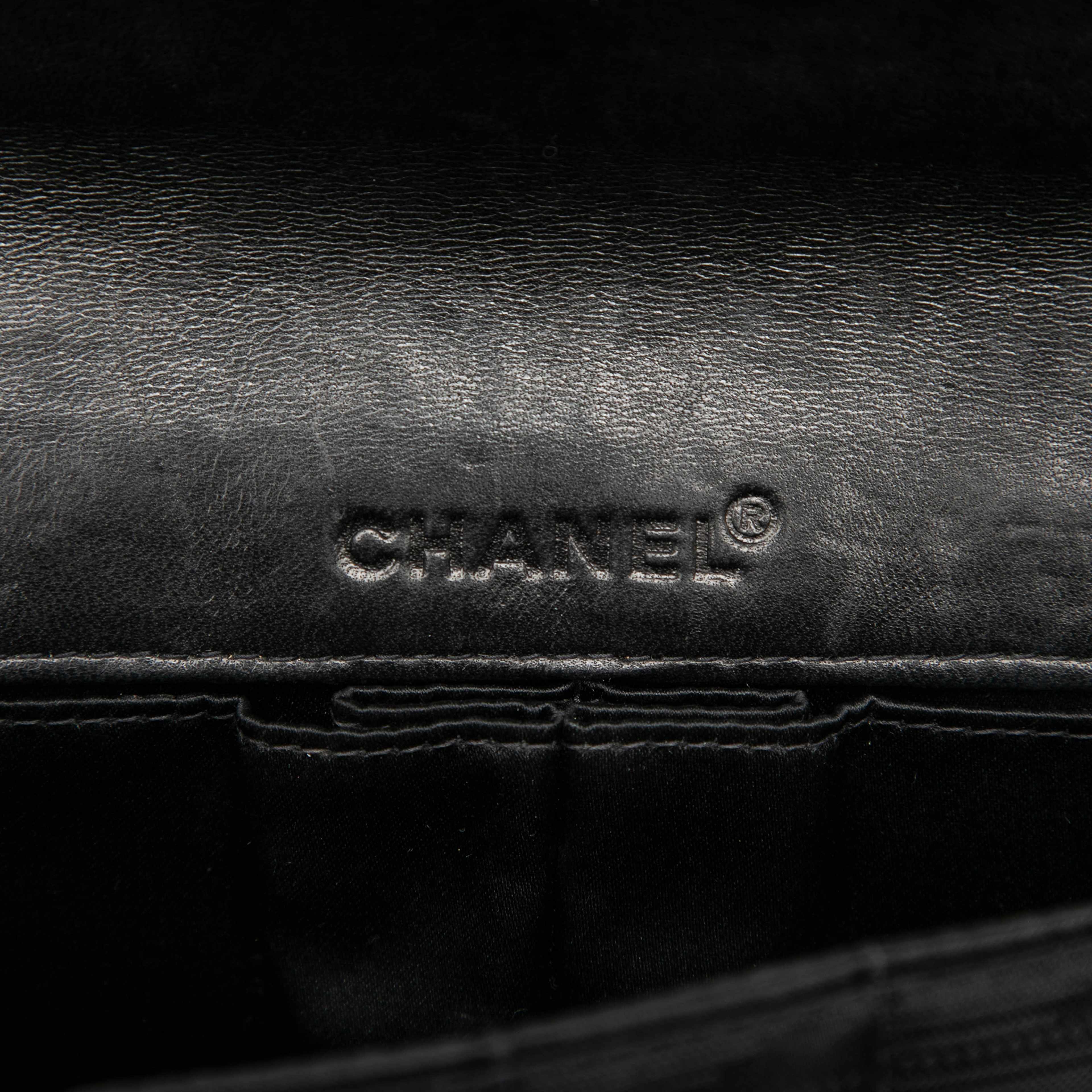 Chanel New Travel Line Nylon East West Flap, från Luxclusif, i färgen black. Klicka för att öppna bilden i stort format