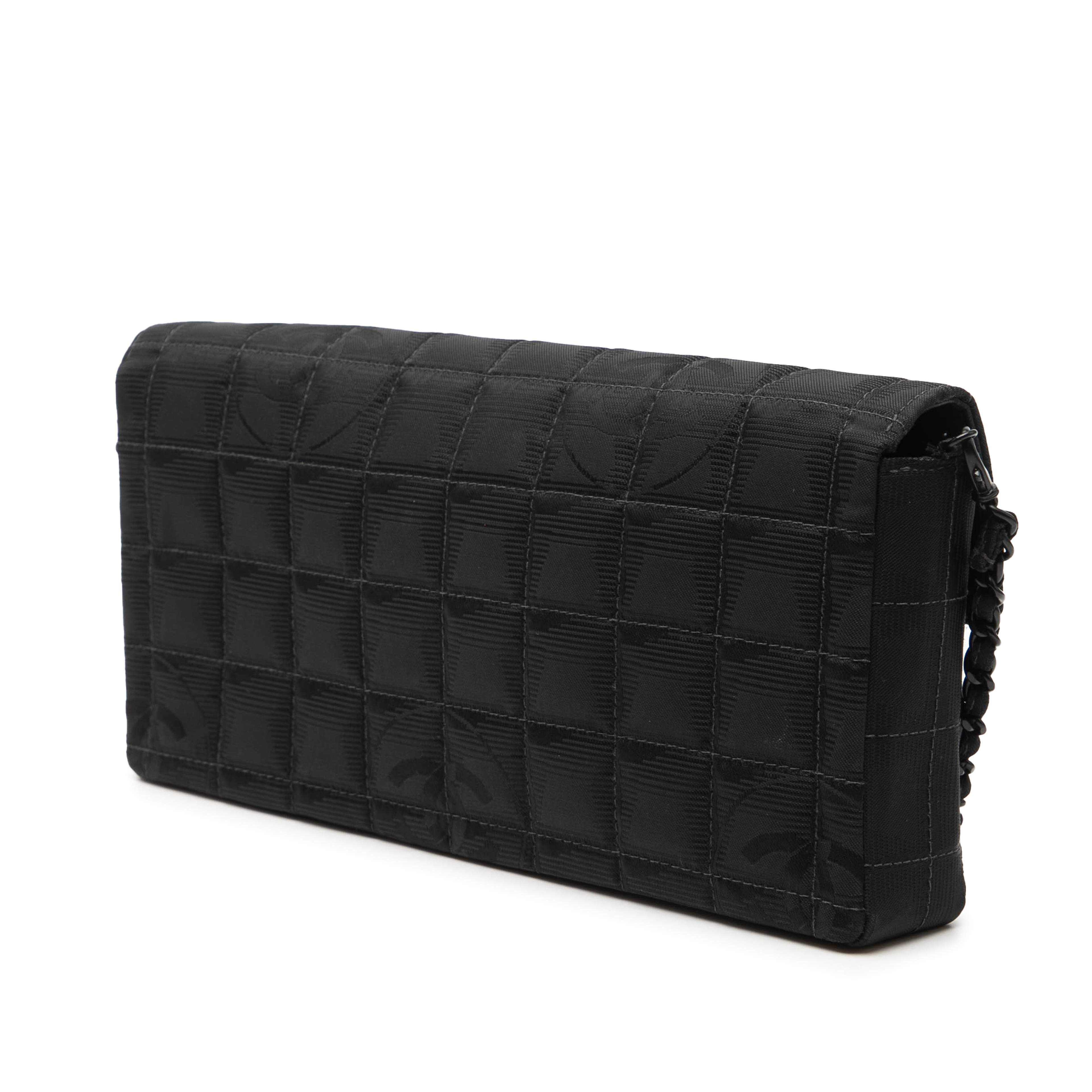 Chanel New Travel Line Nylon East West Flap, från Luxclusif, i färgen black. Klicka för att öppna bilden i stort format