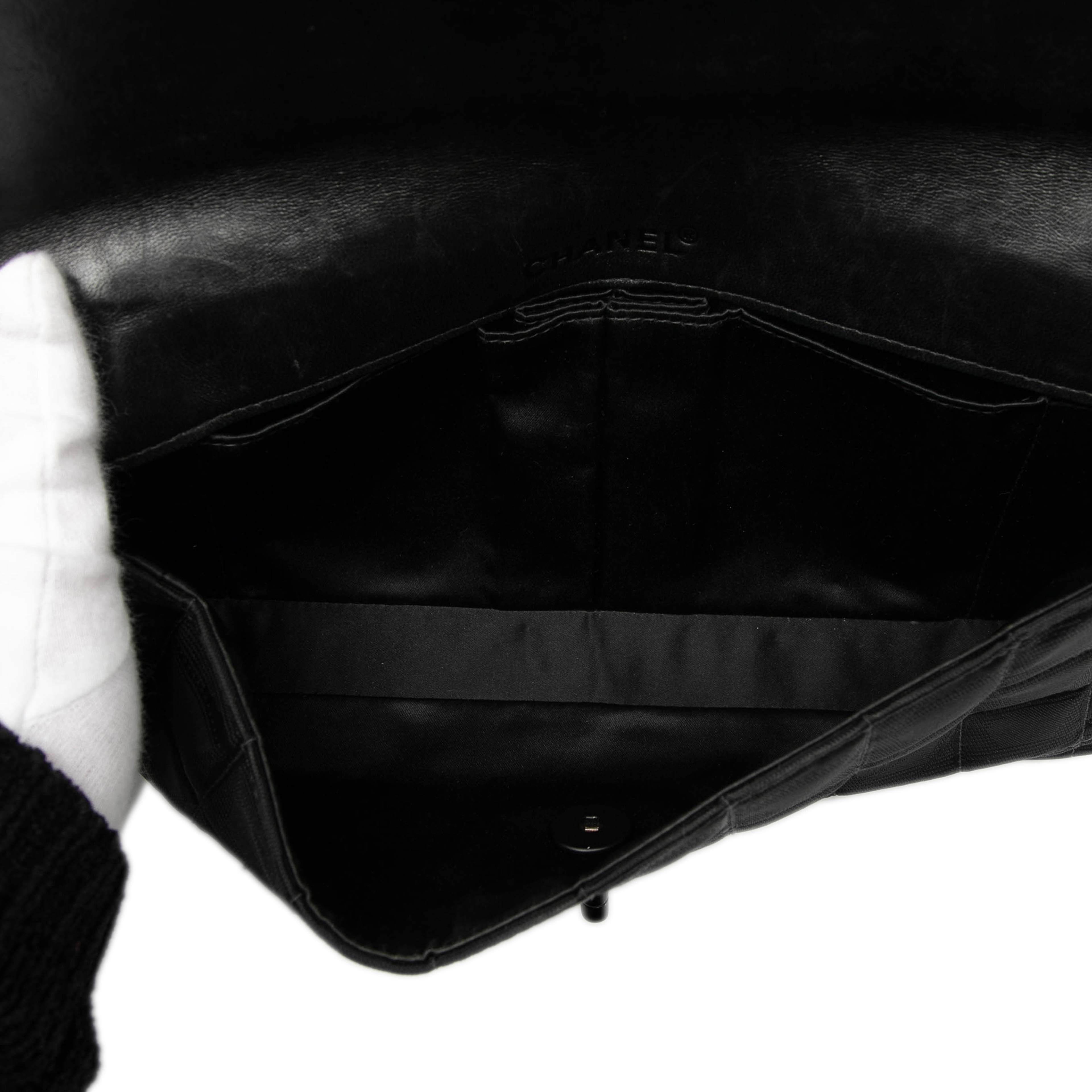 Chanel New Travel Line Nylon East West Flap, från Luxclusif, i färgen black. Klicka för att öppna bilden i stort format