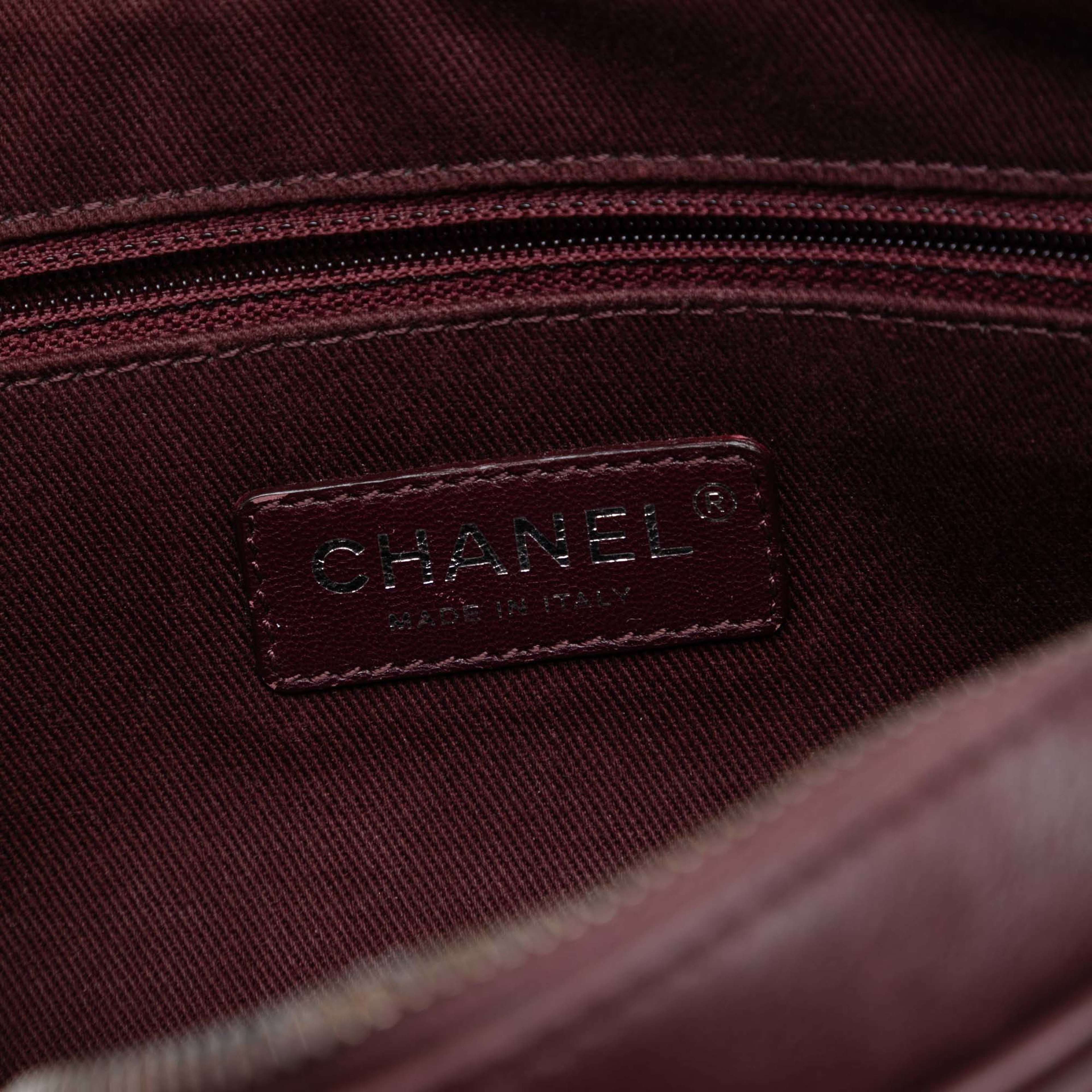 Chanel Paris Edinburgh Medium Calfskin Coco Sporran Flap, från Luxclusif, i färgen bordeaux. Klicka för att öppna bilden i stort format