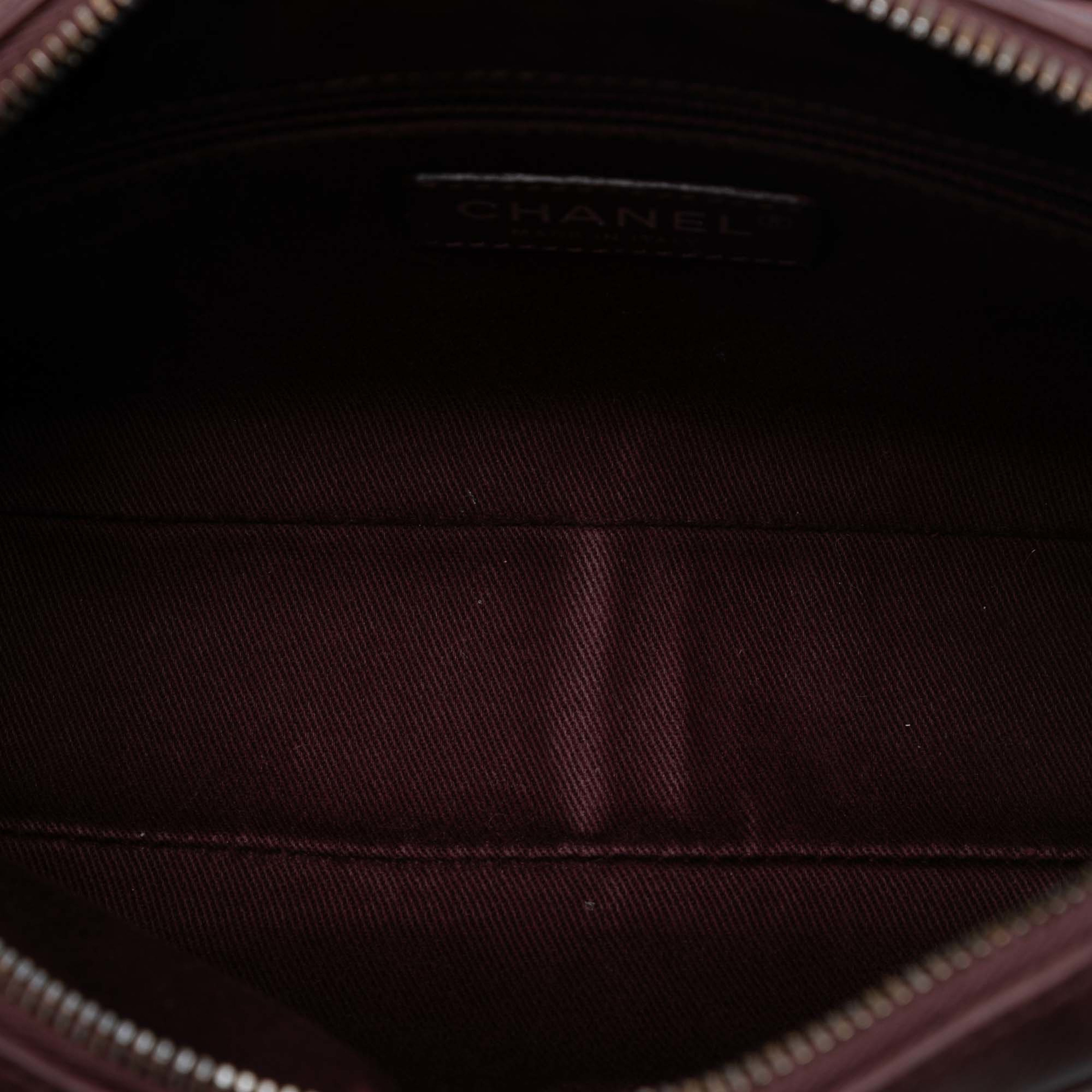 Chanel Paris Edinburgh Medium Calfskin Coco Sporran Flap, från Luxclusif, i färgen bordeaux. Klicka för att öppna bilden i stort format