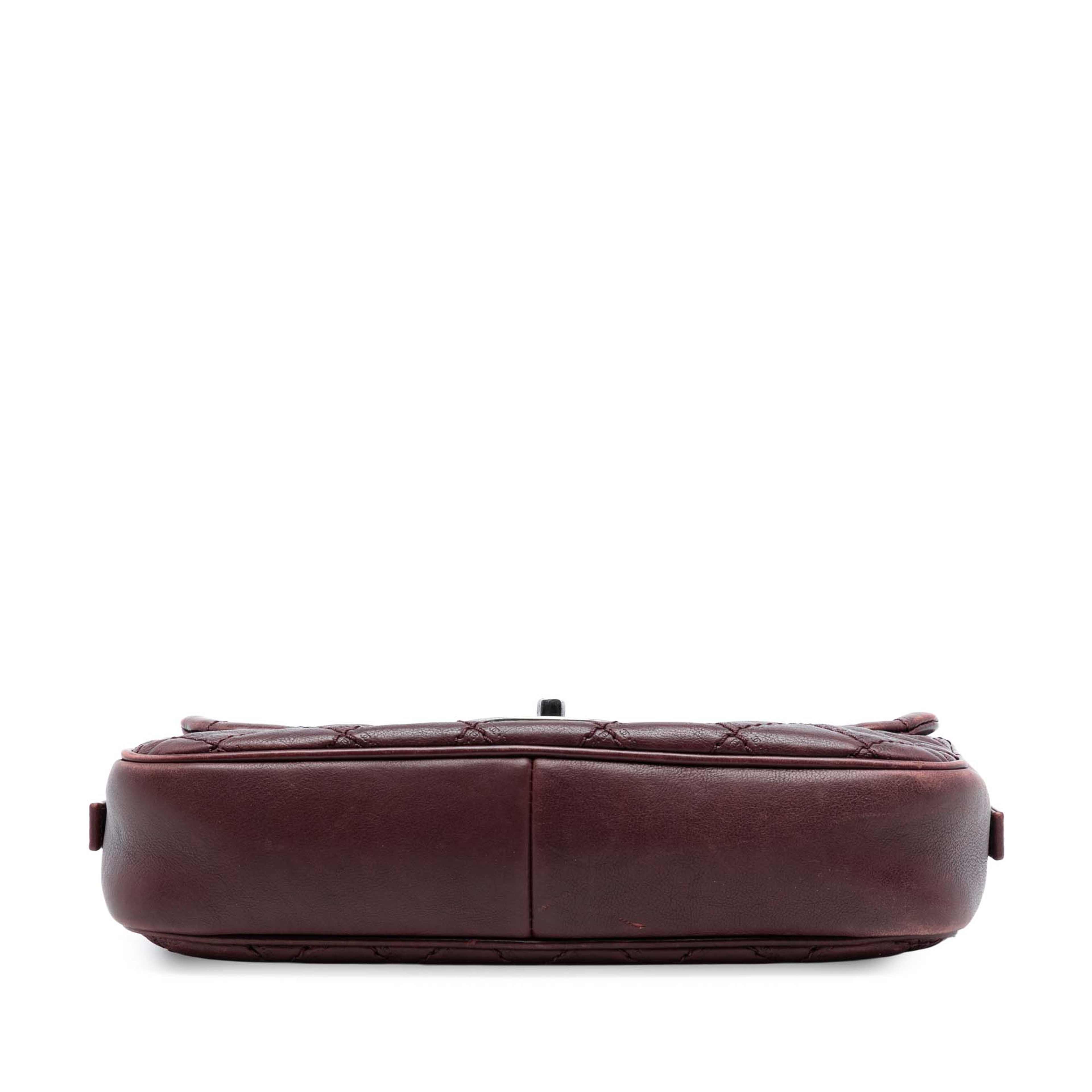 Chanel Paris Edinburgh Medium Calfskin Coco Sporran Flap, från Luxclusif, i färgen bordeaux. Klicka för att öppna bilden i stort format