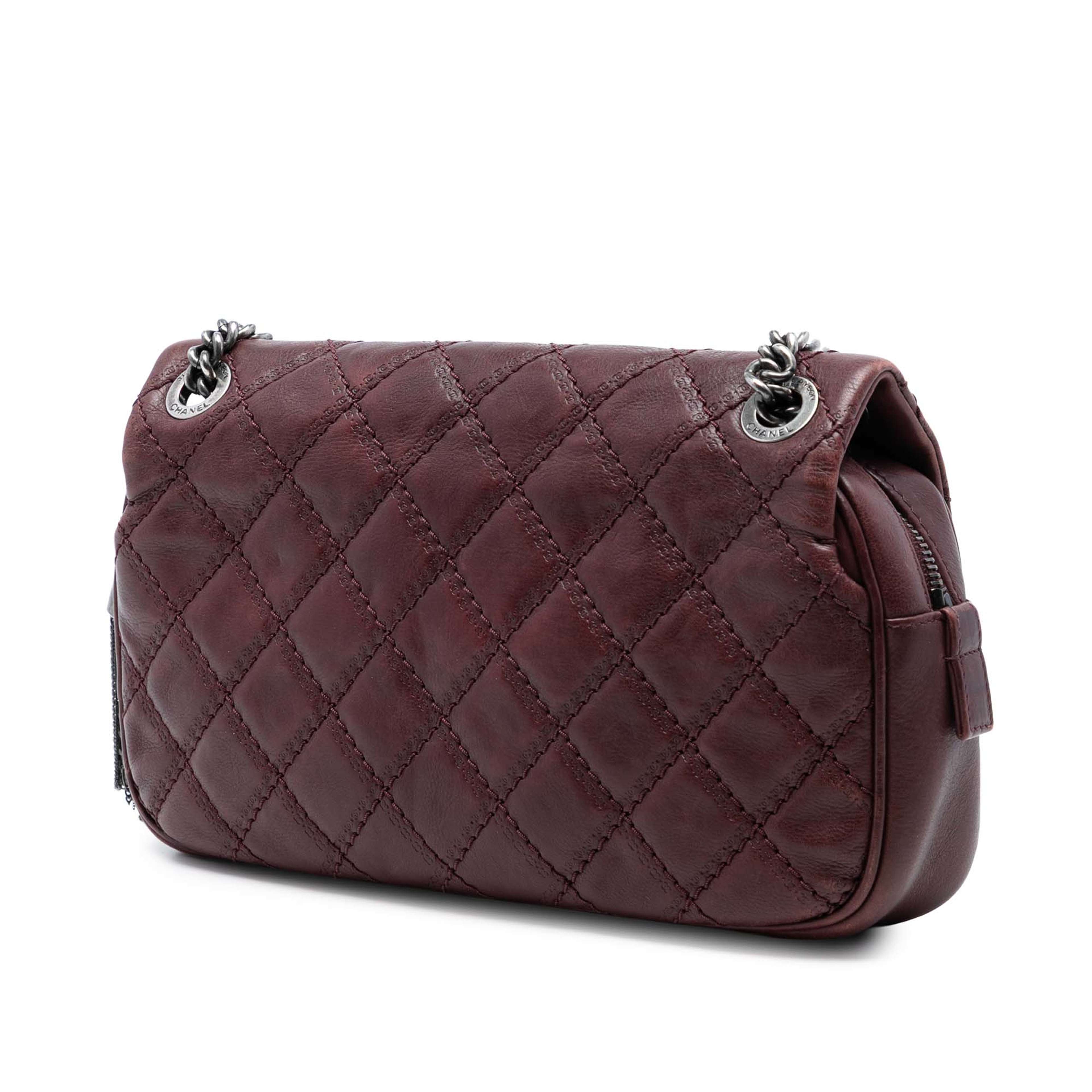 Chanel Paris Edinburgh Medium Calfskin Coco Sporran Flap, från Luxclusif, i färgen bordeaux. Klicka för att öppna bilden i stort format