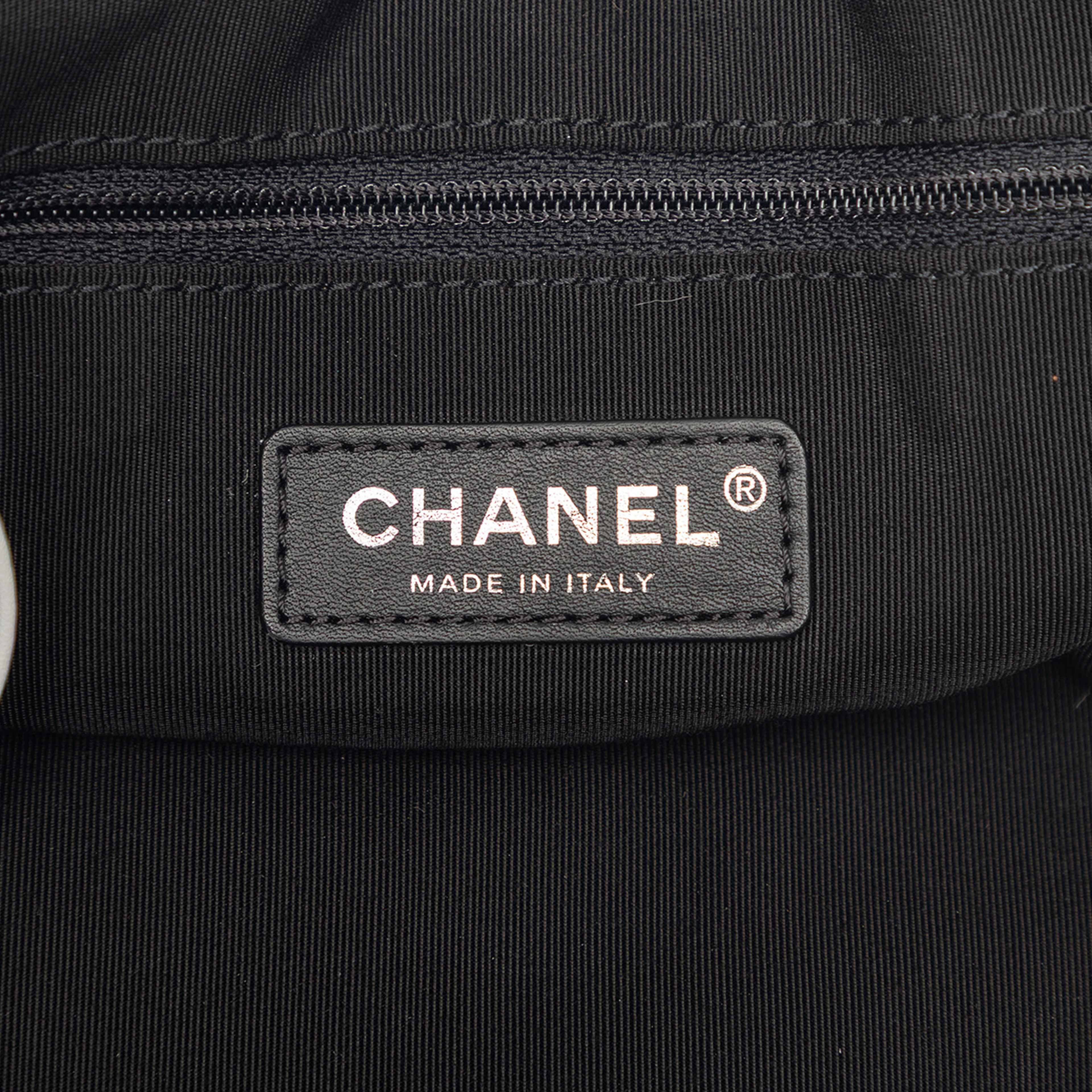 Chanel Coated Canvas La Pausa Bay Shopping Satchel, från Luxclusif, i färgen black. Klicka för att öppna bilden i stort format