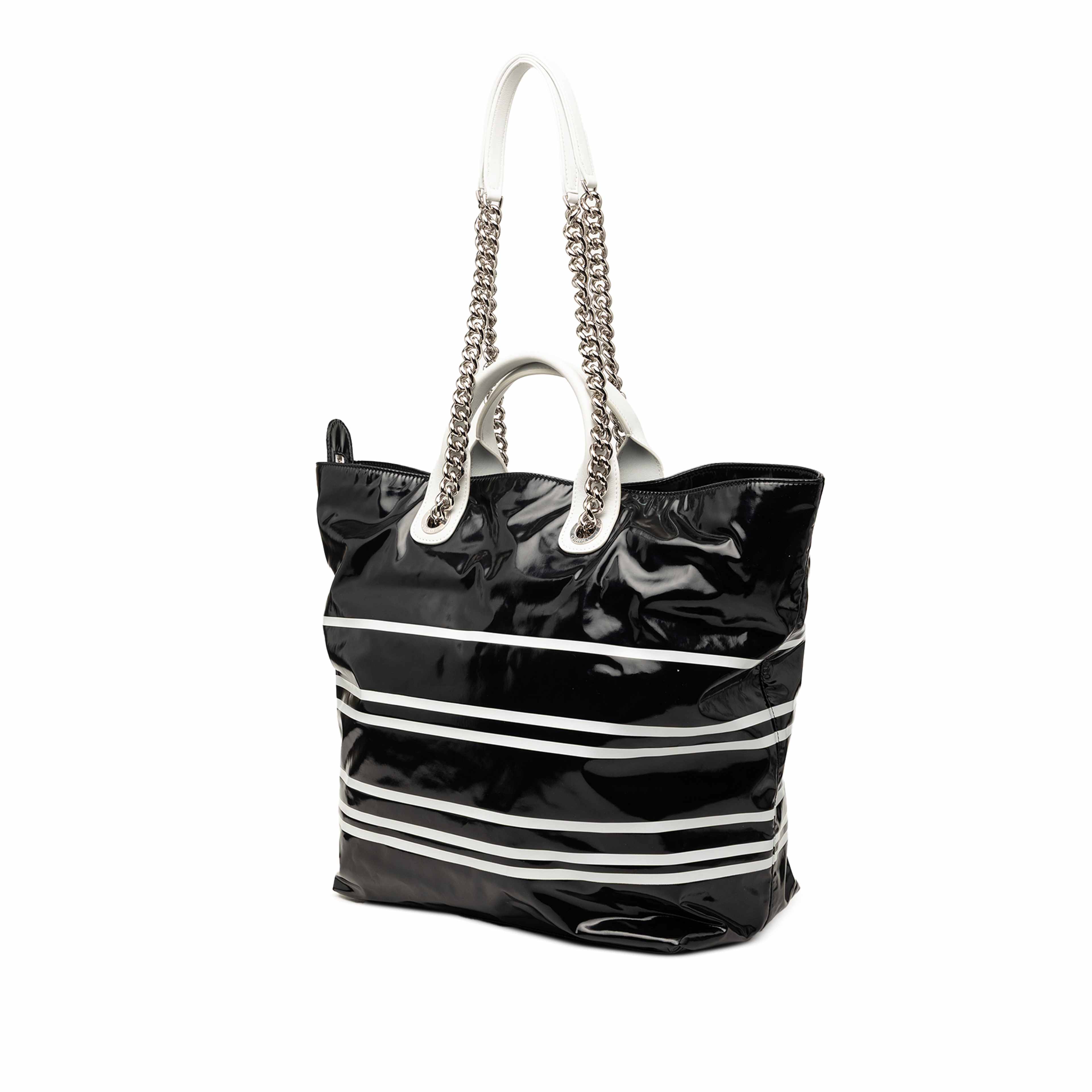 Chanel Coated Canvas La Pausa Bay Shopping Satchel, från Luxclusif, i färgen black. Klicka för att öppna bilden i stort format