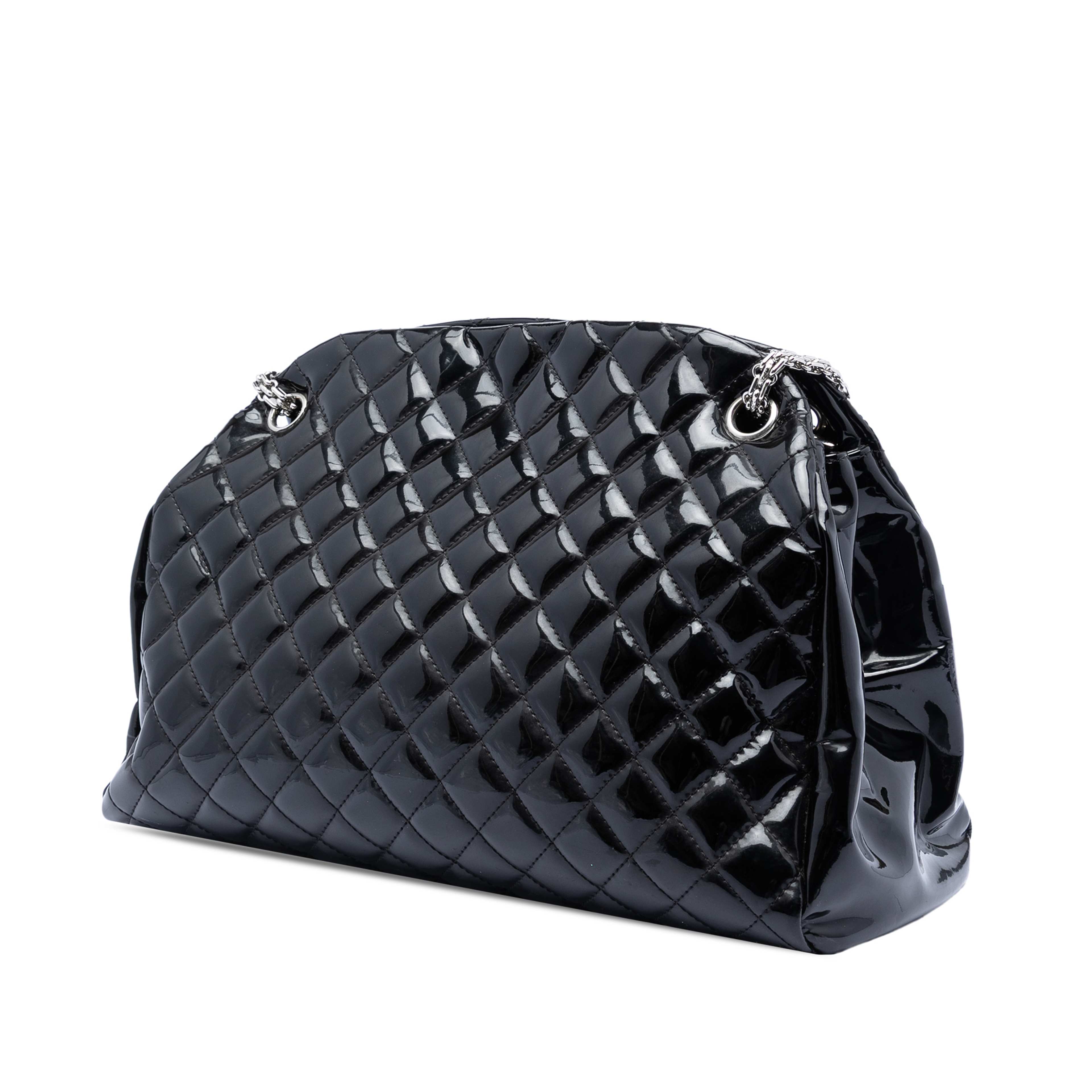 Chanel Large Quilted Patent Just Mademoiselle Bowling Bag, från Luxclusif, i färgen svart. Klicka för att öppna bilden i stort format