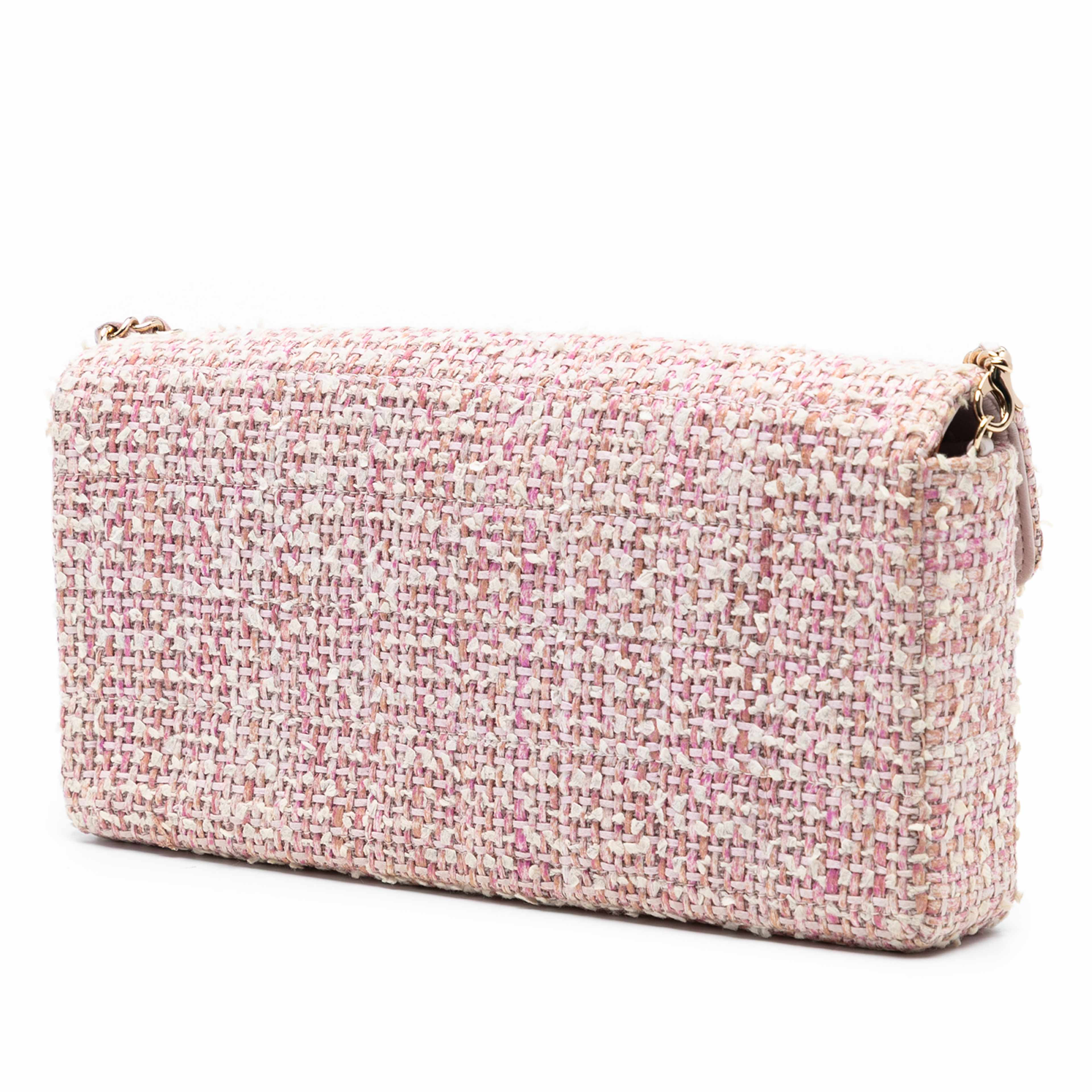 Chanel Cc Tweed East West Flap, från Luxclusif, i färgen light pink. Klicka för att öppna bilden i stort format