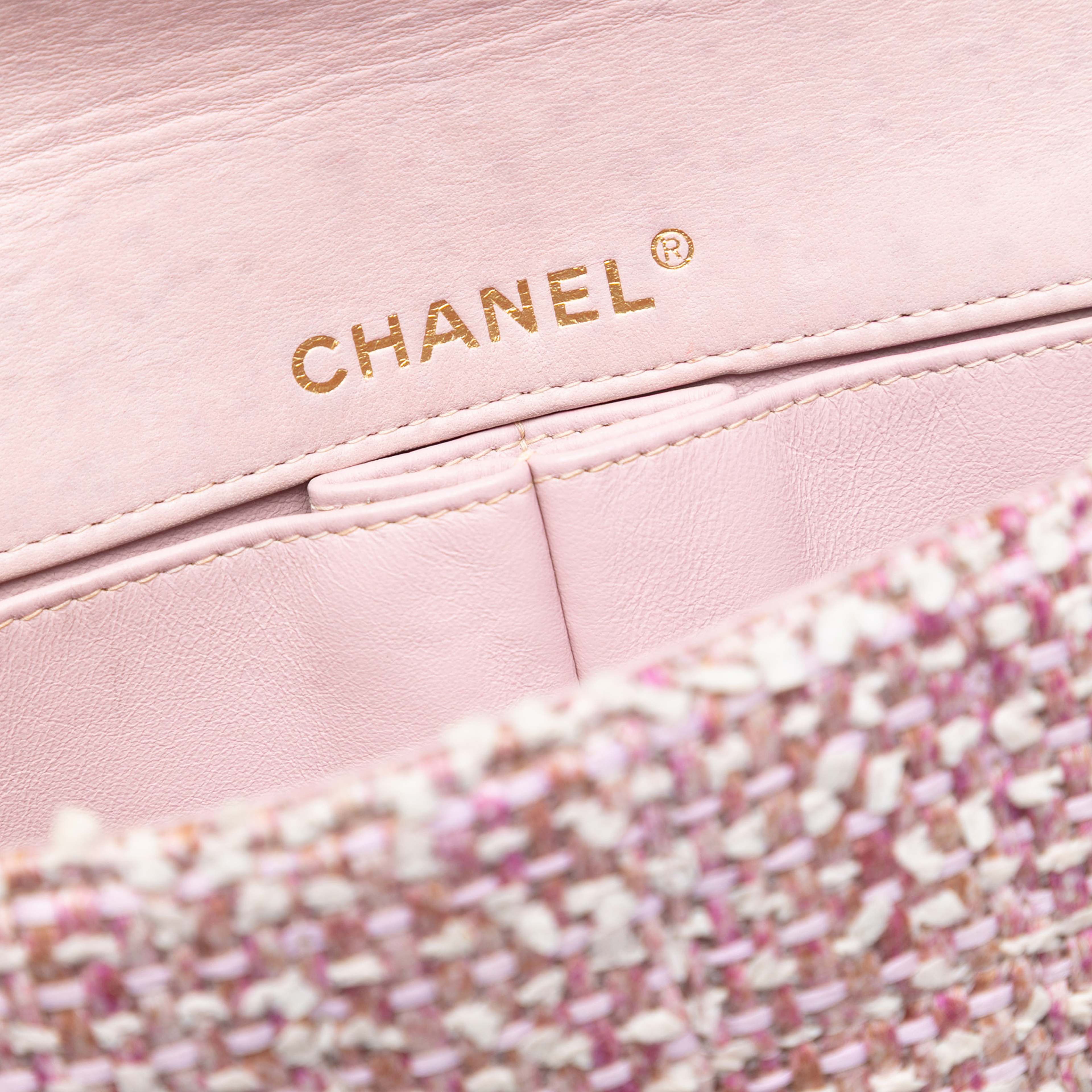 Chanel Cc Tweed East West Flap, från Luxclusif, i färgen light pink. Klicka för att öppna bilden i stort format