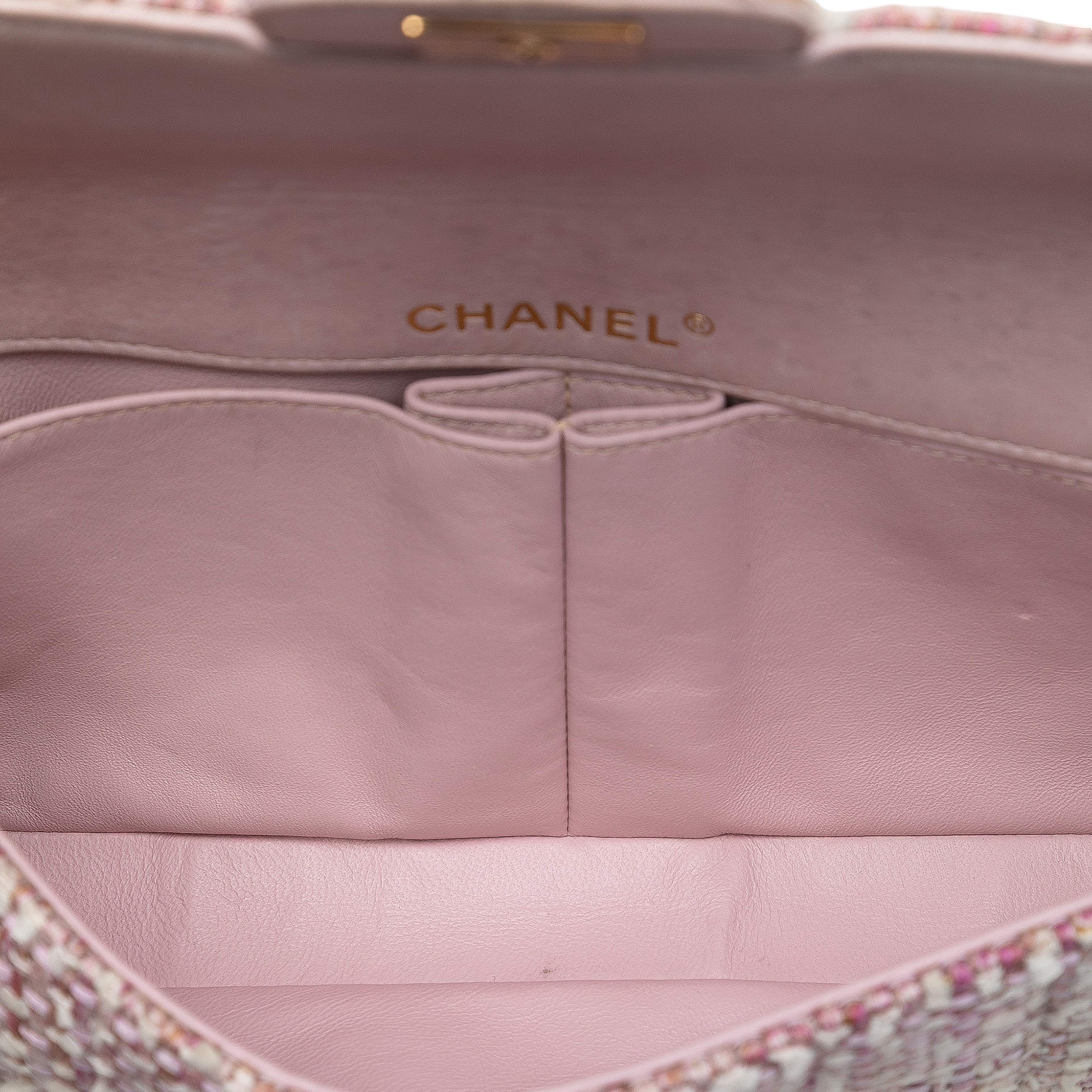 Chanel Cc Tweed East West Flap, från Luxclusif, i färgen light pink. Klicka för att öppna bilden i stort format