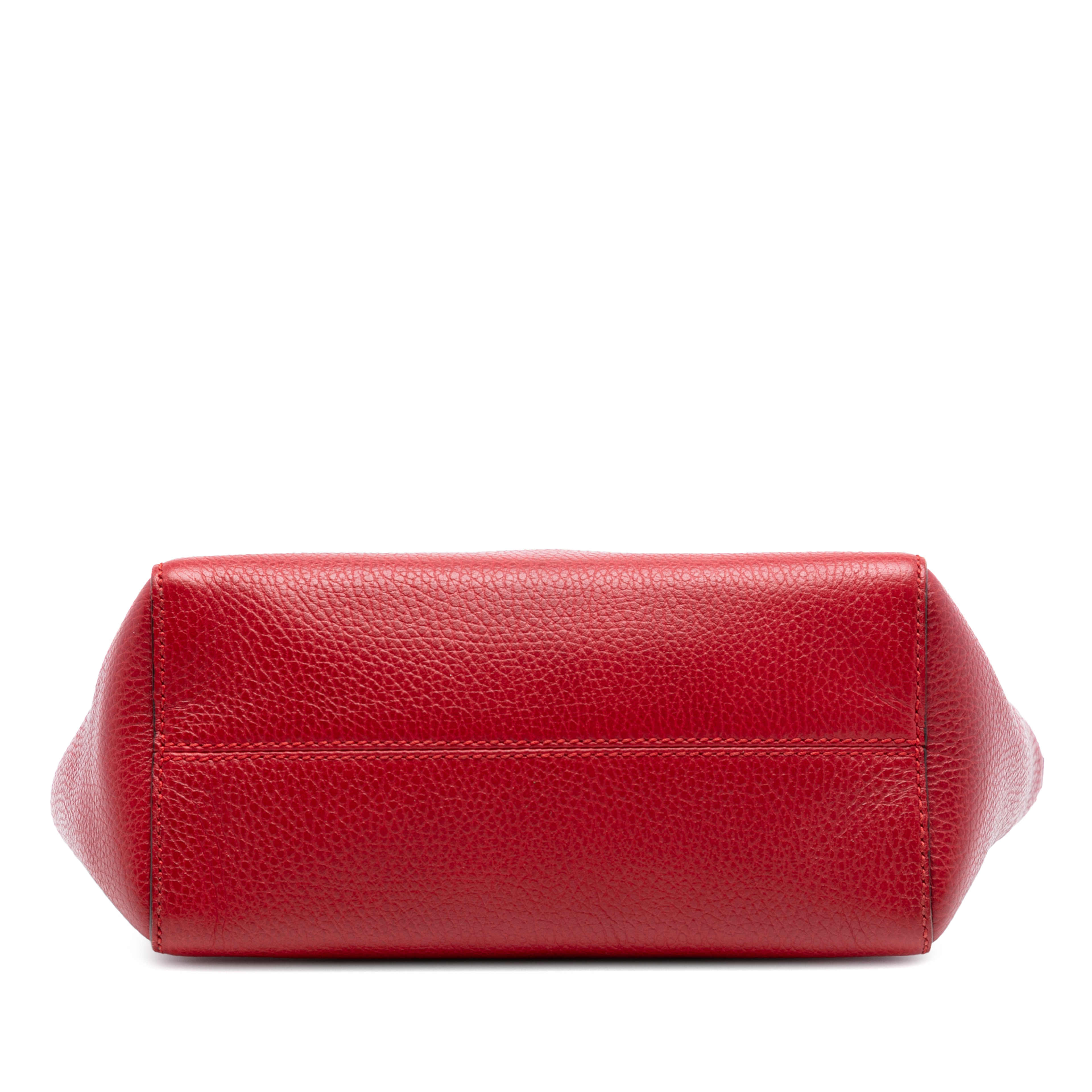 Gucci Mini Leather Swing Satchel, från Luxclusif, i färgen red. Klicka för att öppna bilden i stort format