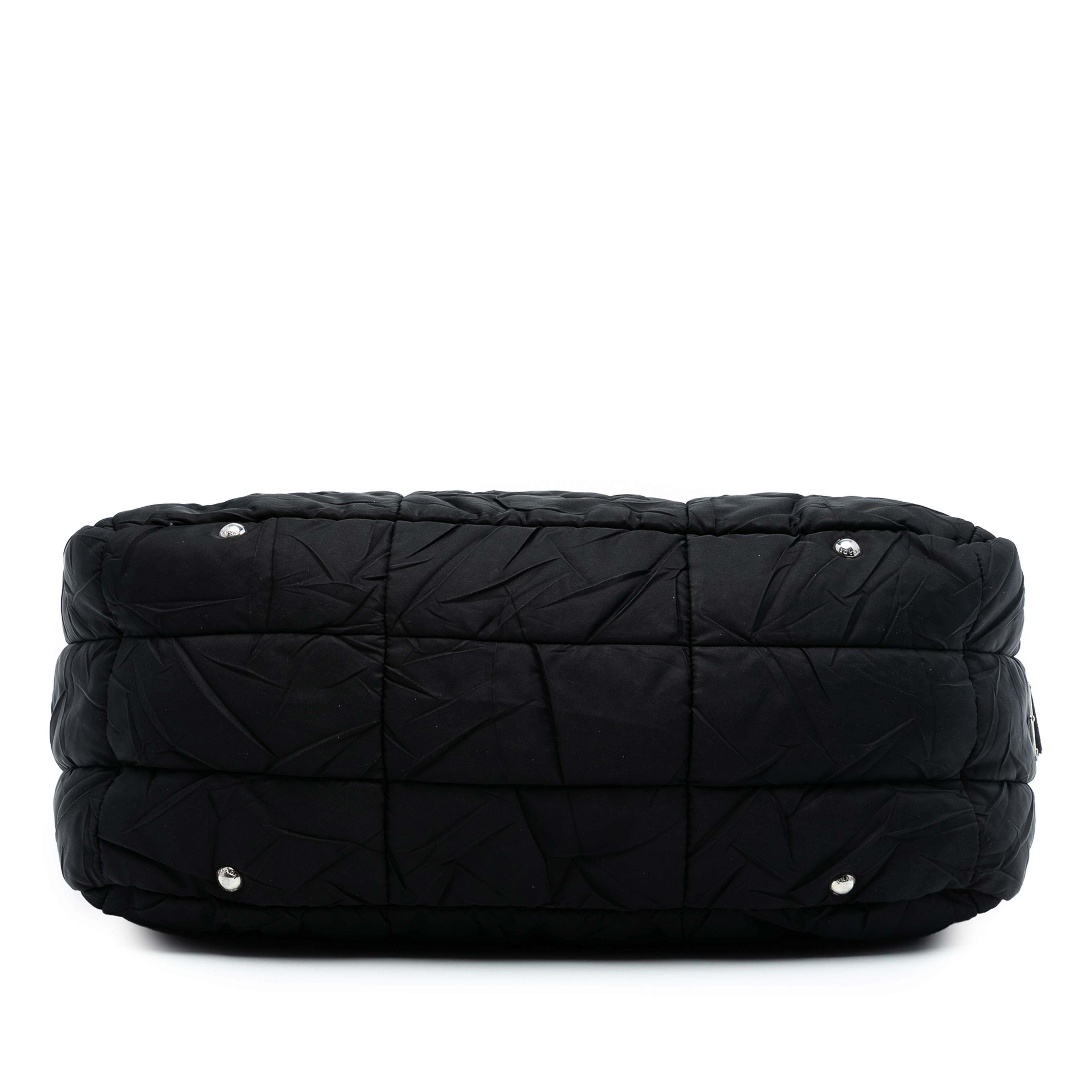 Prada Tessuto Bomber Travel Bag, från Luxclusif, i färgen black. Klicka för att öppna bilden i stort format