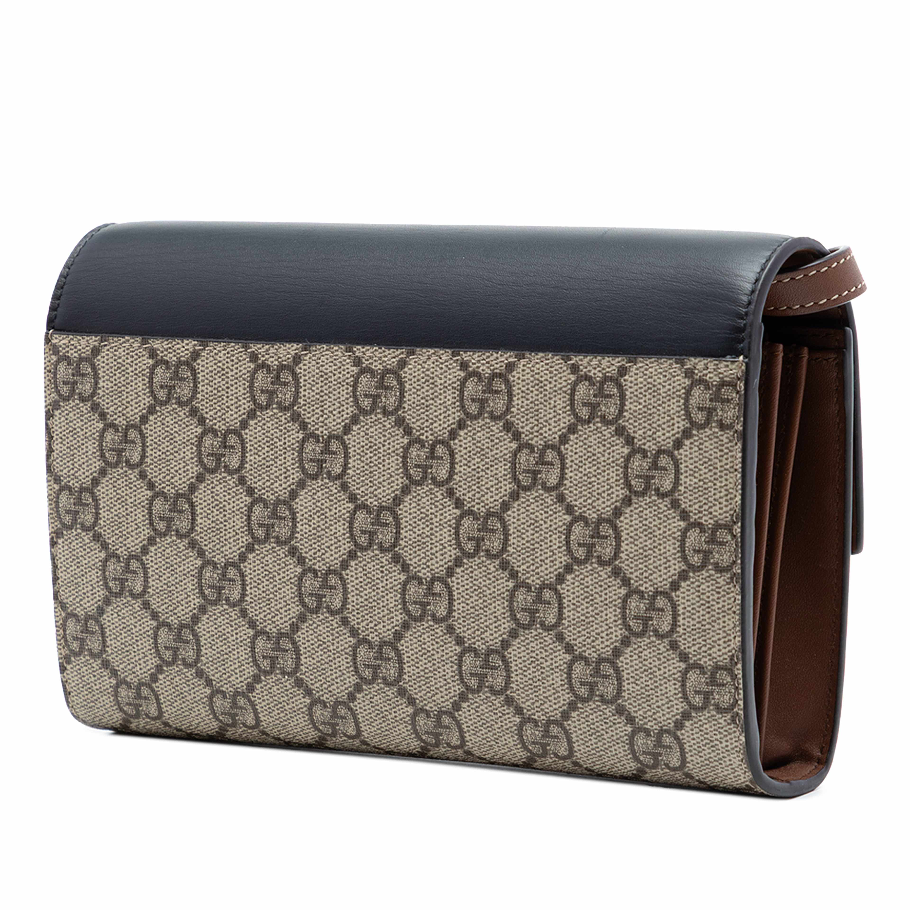 Gucci Small Gg Supreme Padlock Wallet On Strap, från Luxclusif, i färgen beige. Klicka för att öppna bilden i stort format