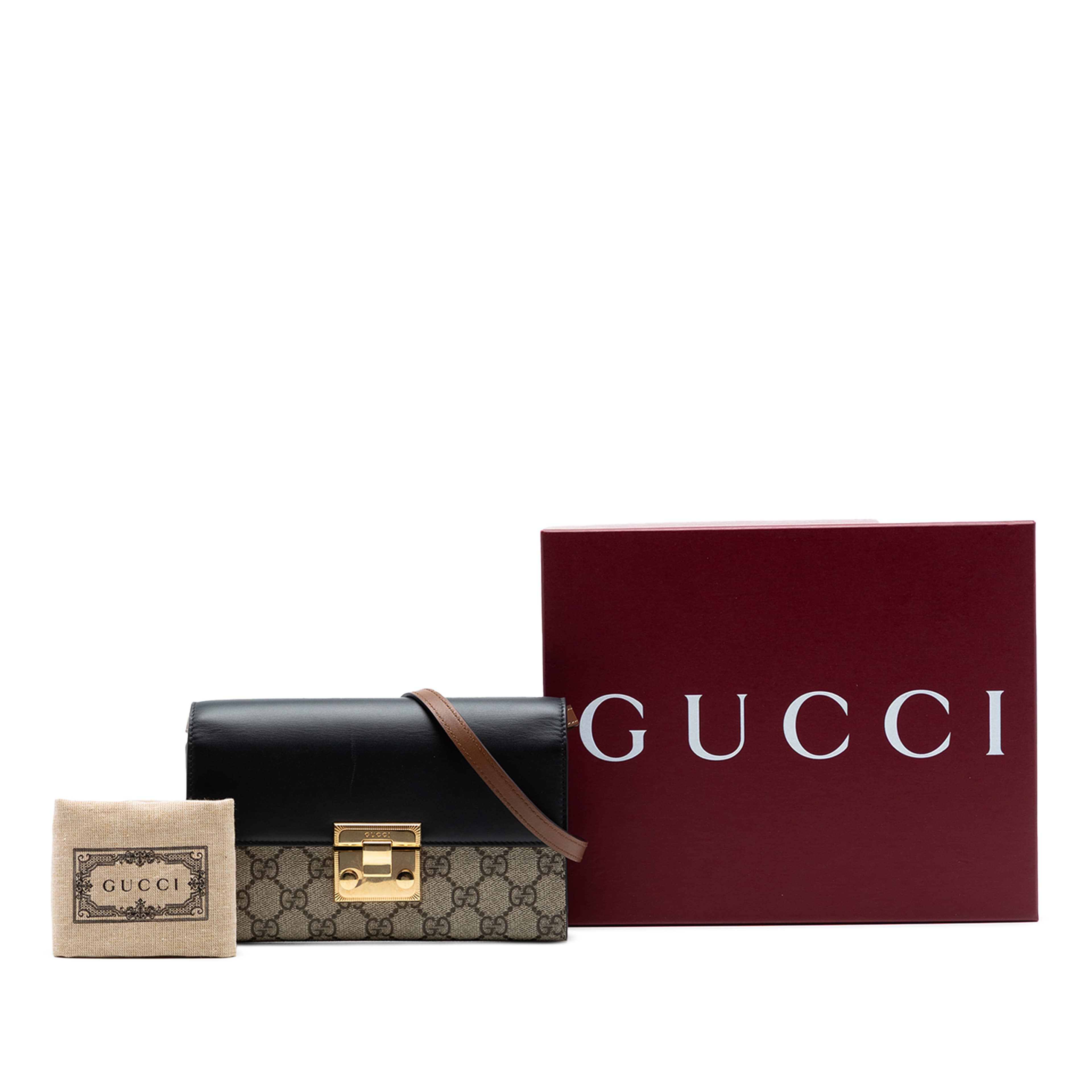 Gucci Small Gg Supreme Padlock Wallet On Strap, från Luxclusif, i färgen beige. Klicka för att öppna bilden i stort format