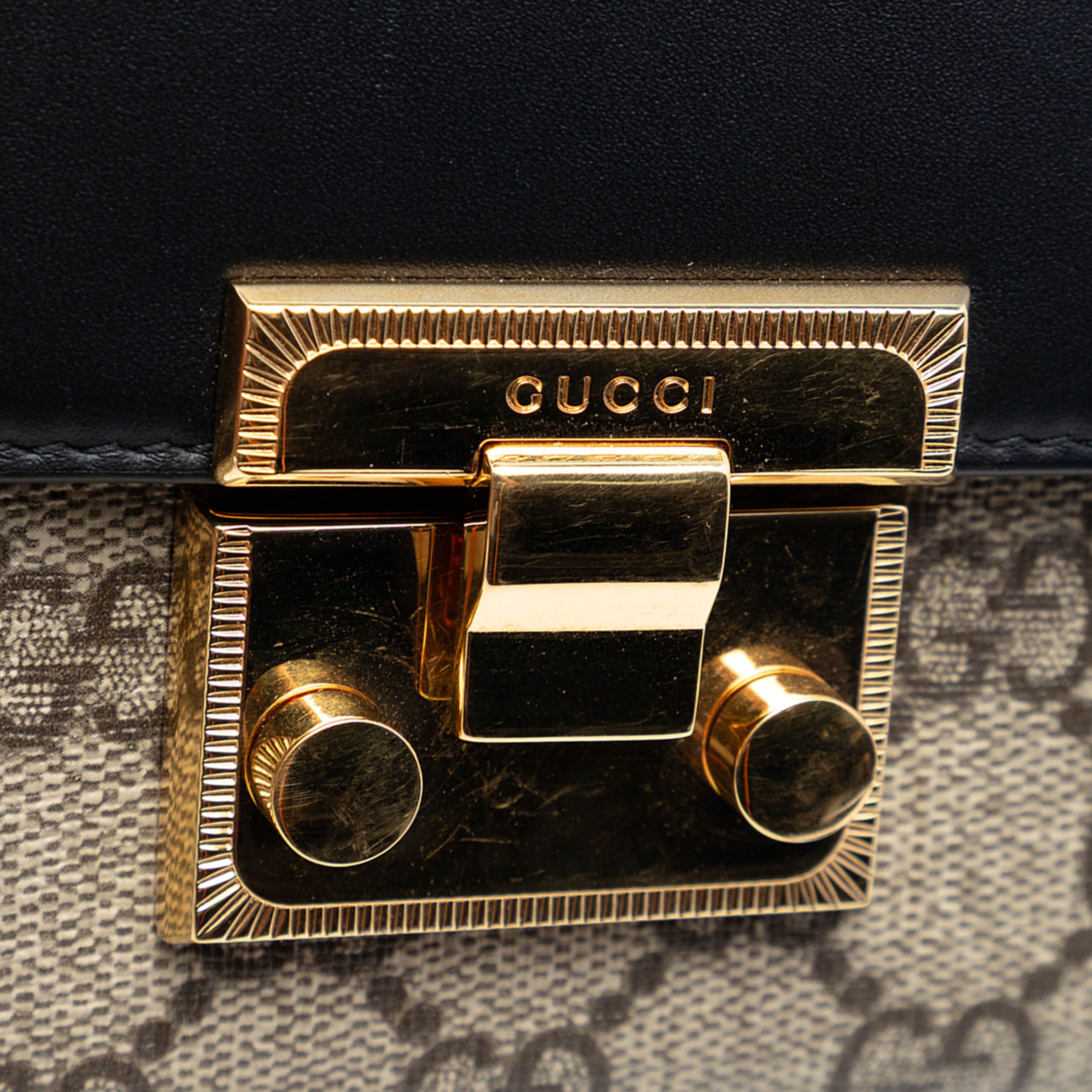 Gucci Small Gg Supreme Padlock Wallet On Strap, från Luxclusif, i färgen beige. Klicka för att öppna bilden i stort format