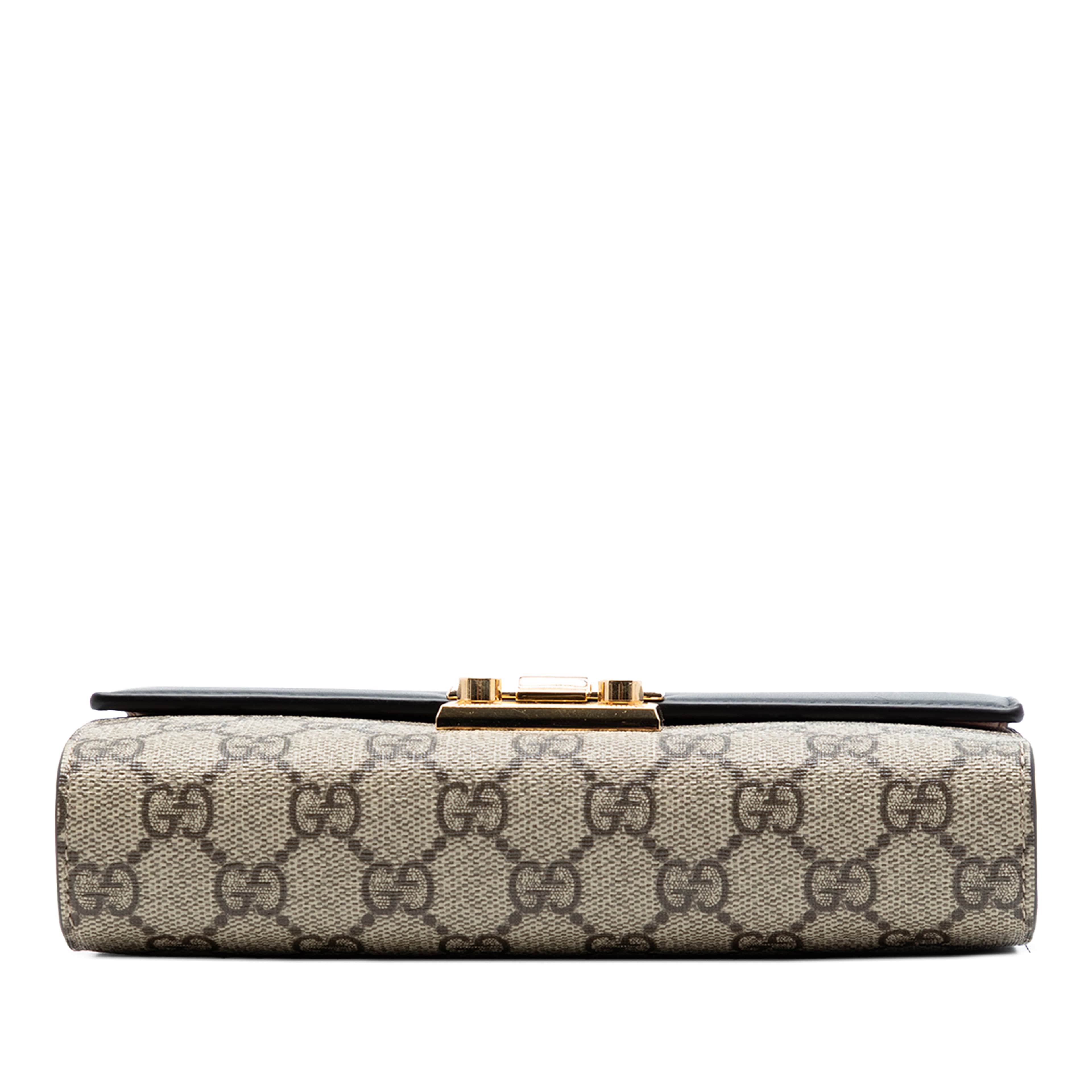 Gucci Small Gg Supreme Padlock Wallet On Strap, från Luxclusif, i färgen beige. Klicka för att öppna bilden i stort format
