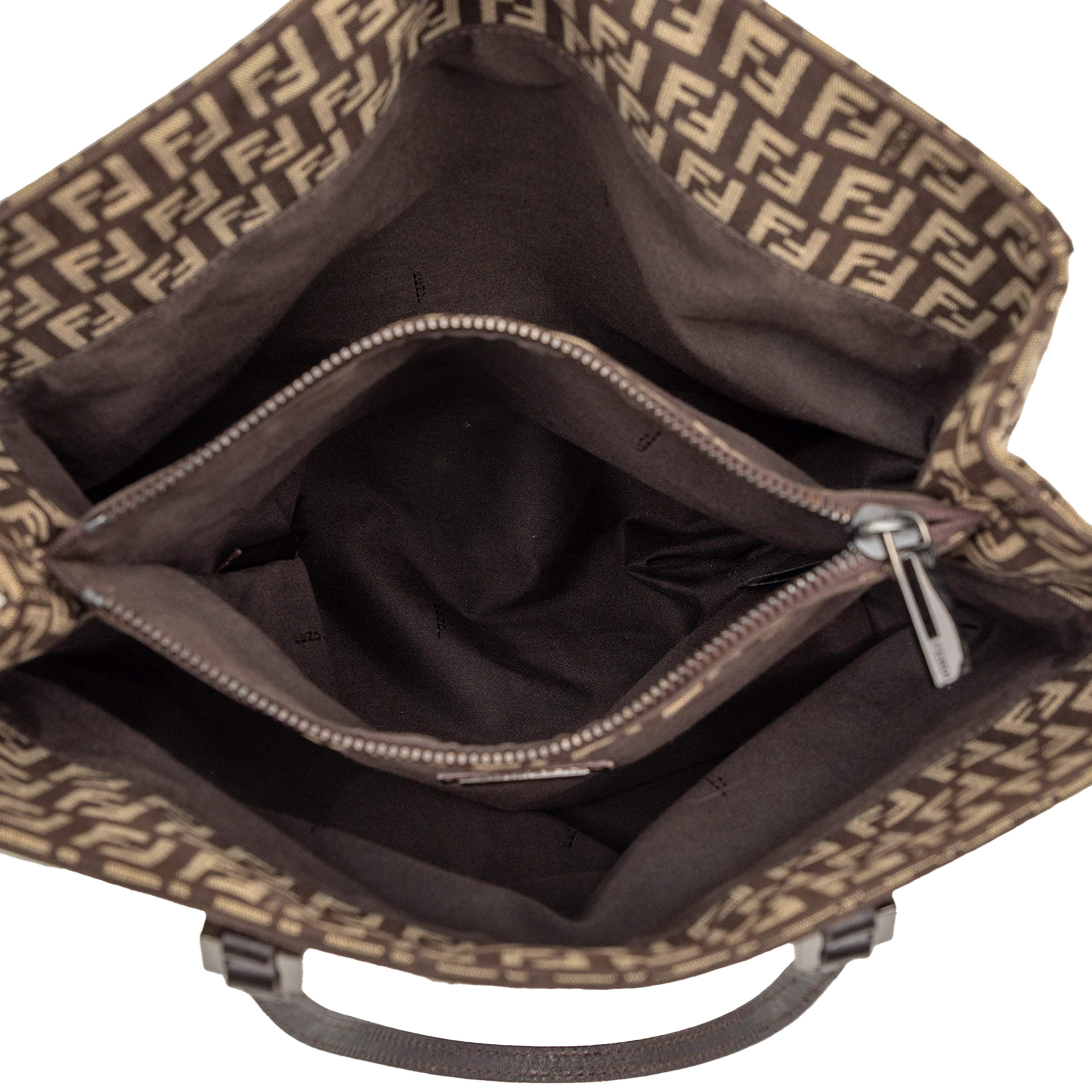 Fendi Zucchino Canvas Tote, från Luxclusif, i färgen brown. Klicka för att öppna bilden i stort format