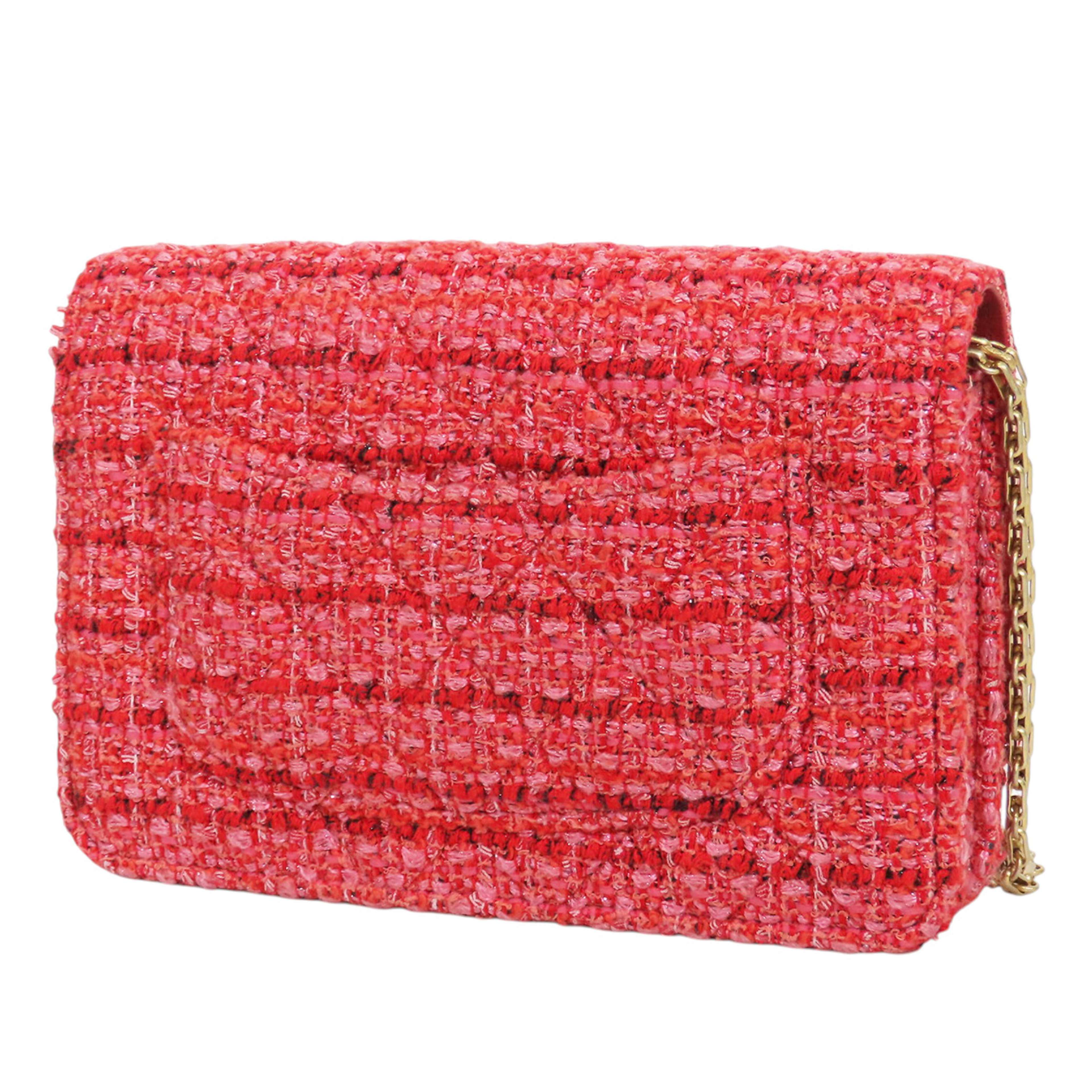 Chanel Quilted Tweed Reissue 2.55 Wallet On Chain, från Luxclusif, i färgen röd. Klicka för att öppna bilden i stort format