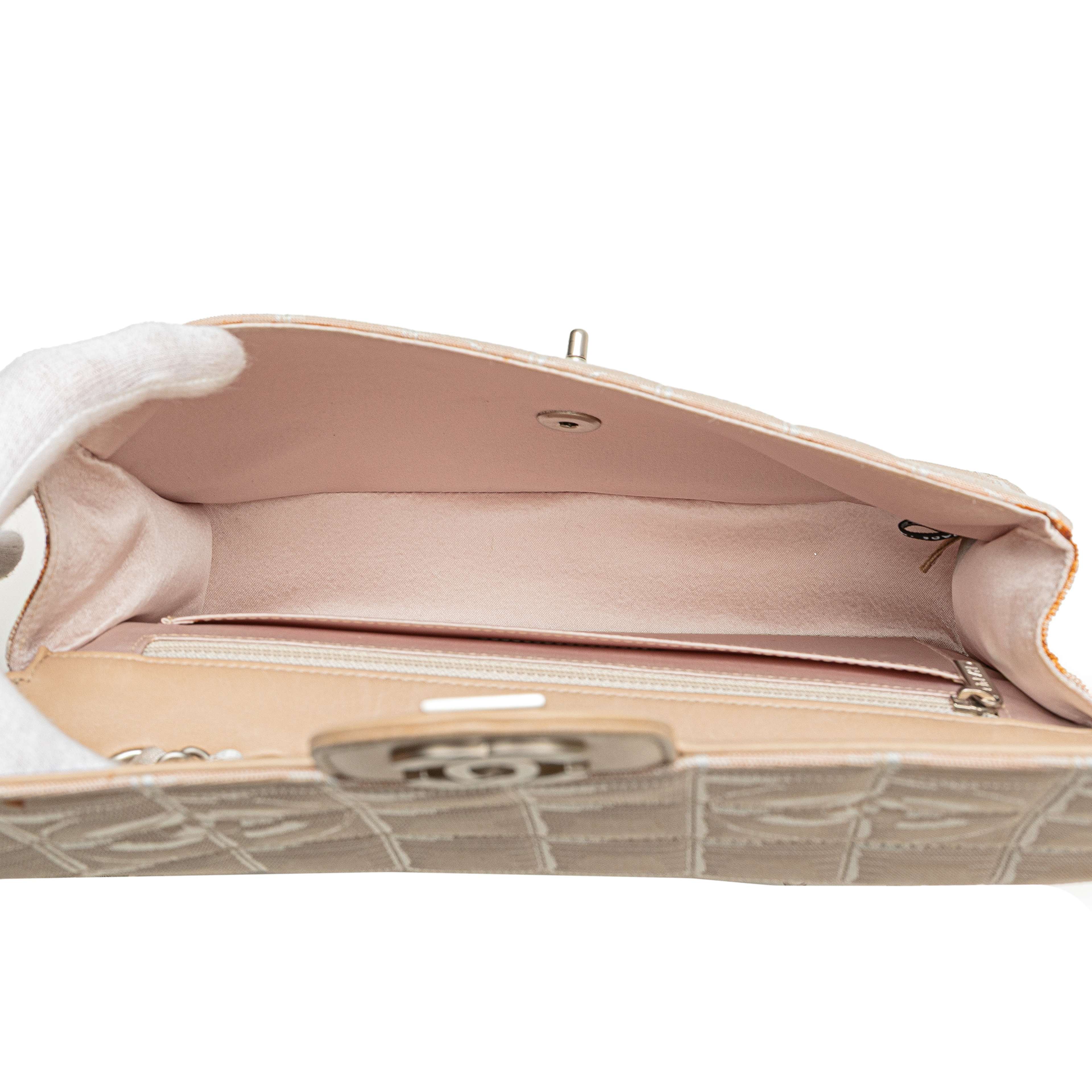 Chanel Medium New Travel Line Nylon Single Flap, från Luxclusif, i färgen beige. Klicka för att öppna bilden i stort format