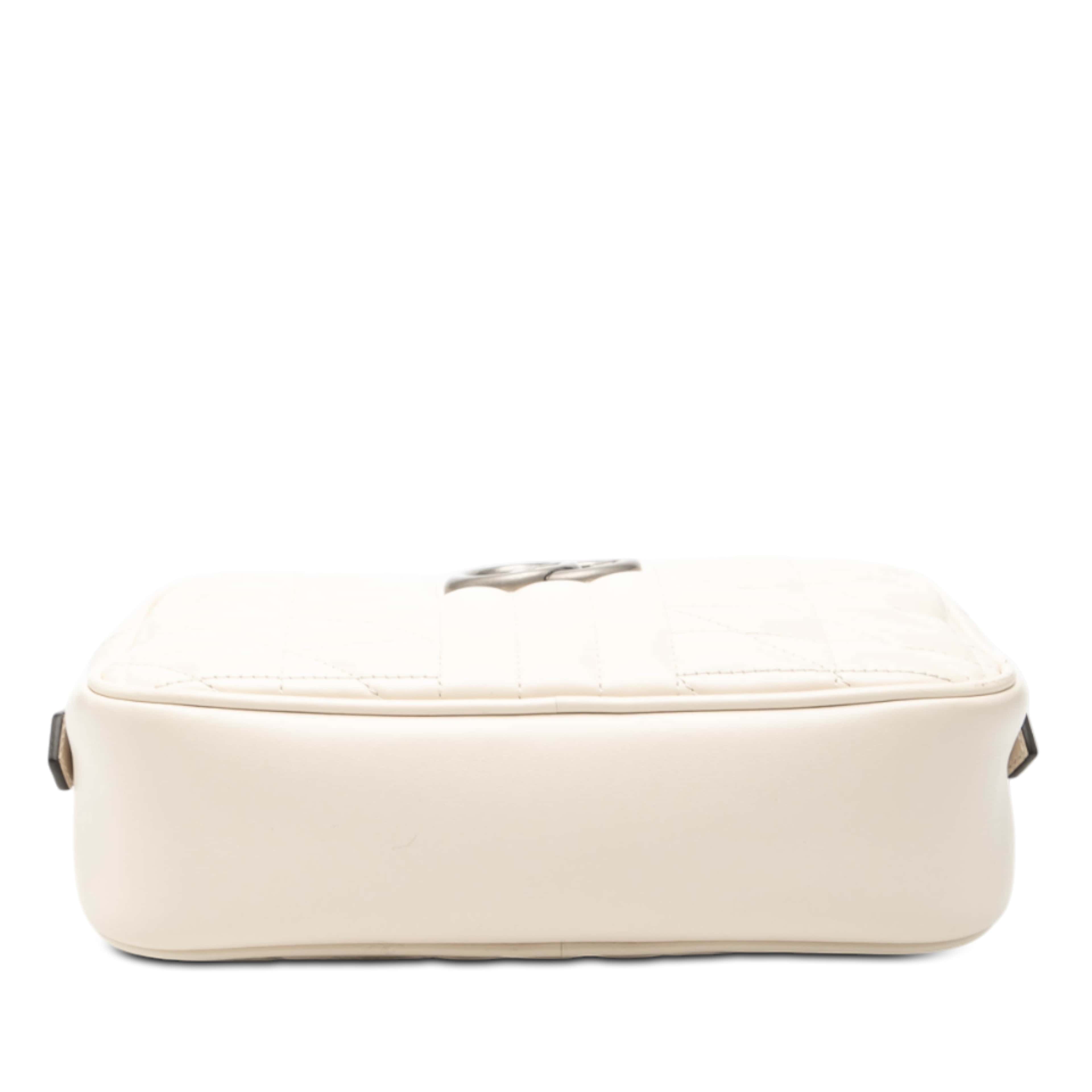 Gucci Small Gg Marmont Matelasse Leather Aria Crossbody, från Luxclusif, i färgen vit. Klicka för att öppna bilden i stort format