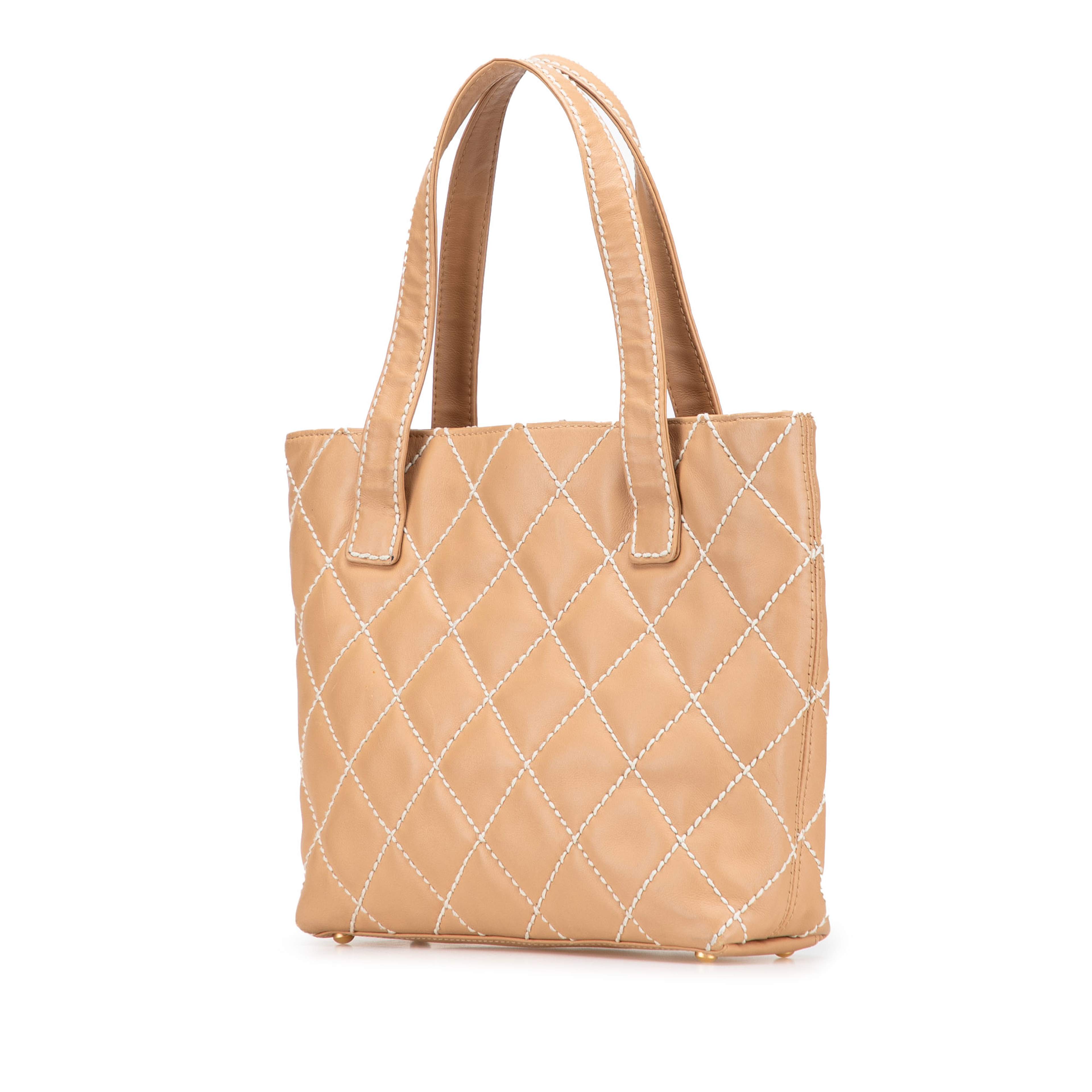Chanel Small Cc Calfskin Wild Stitch Tote, från Luxclusif, i färgen beige. Klicka för att öppna bilden i stort format