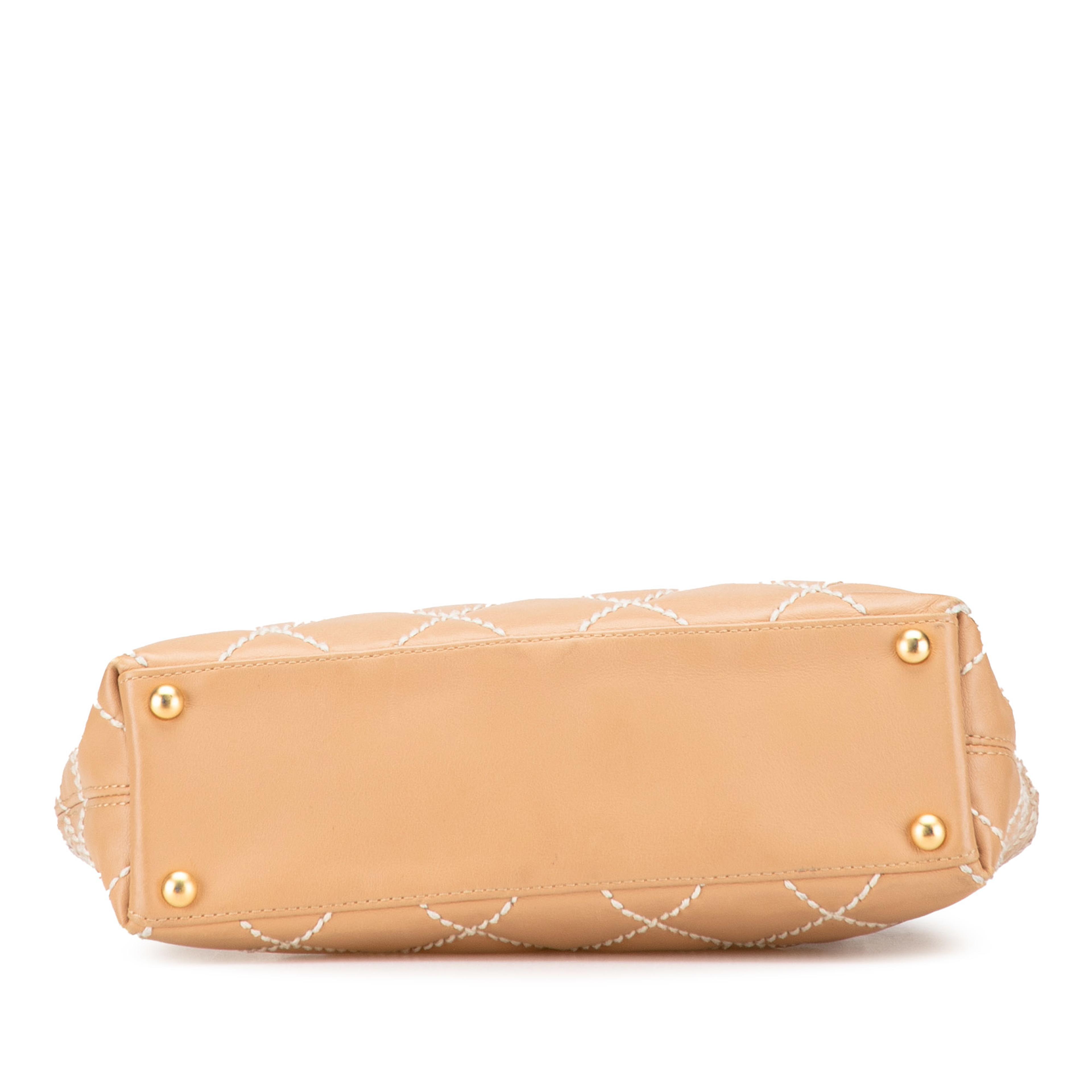 Chanel Small Cc Calfskin Wild Stitch Tote, från Luxclusif, i färgen beige. Klicka för att öppna bilden i stort format