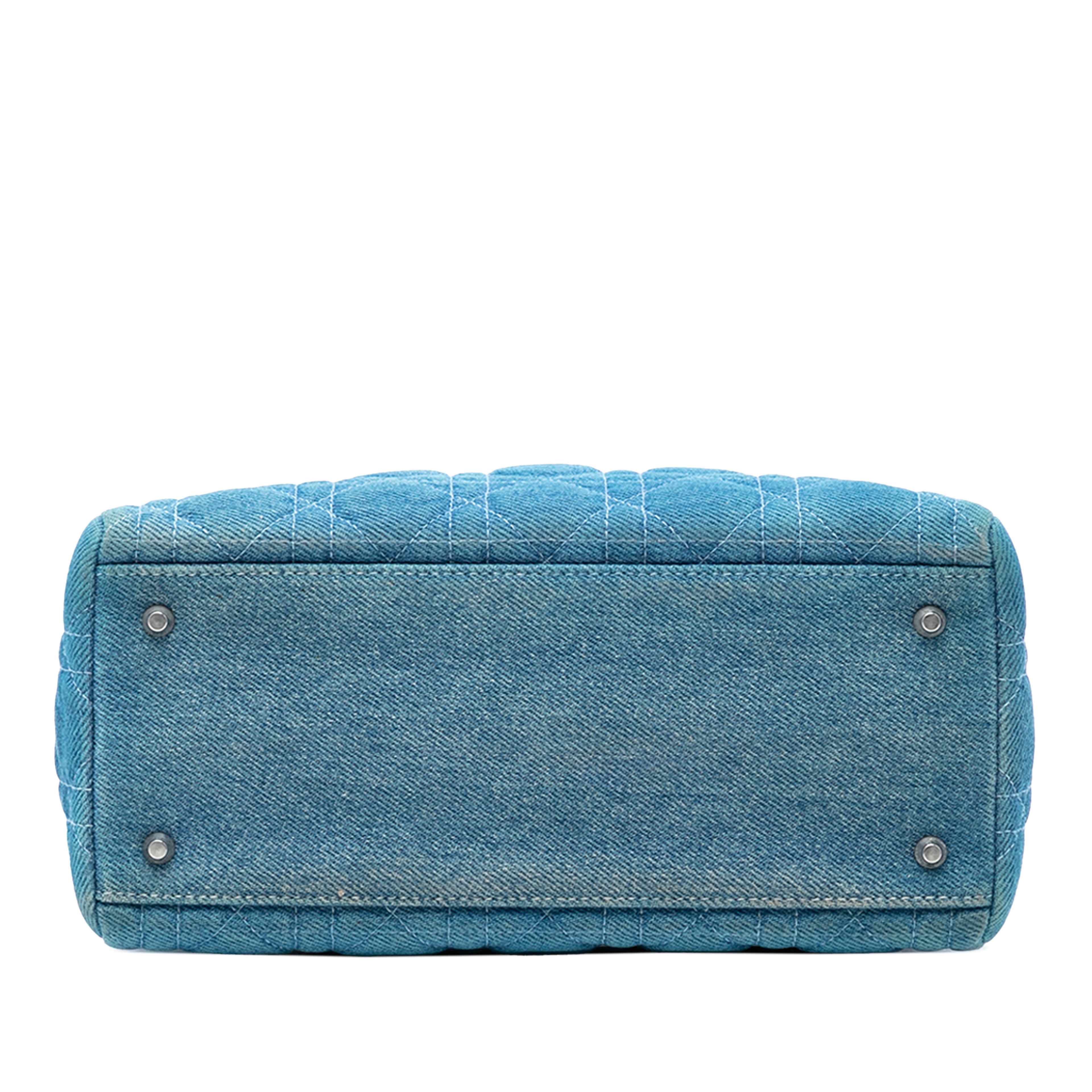 Dior Medium Denim Cannage Acrylic Handles Lady Dior, från Luxclusif, i färgen blå. Klicka för att öppna bilden i stort format