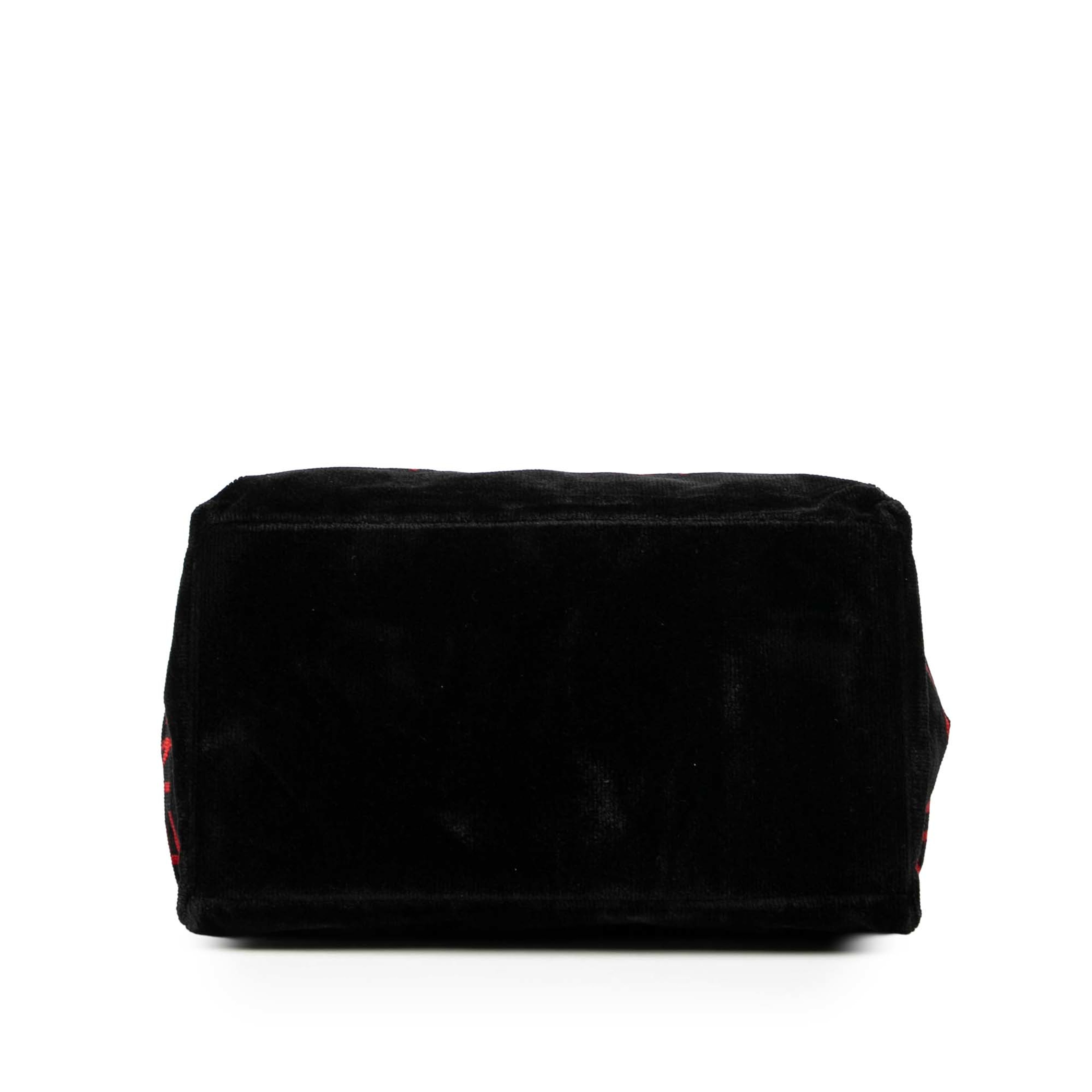 Fendi Velour Logo Tote, från Luxclusif, i färgen black. Klicka för att öppna bilden i stort format