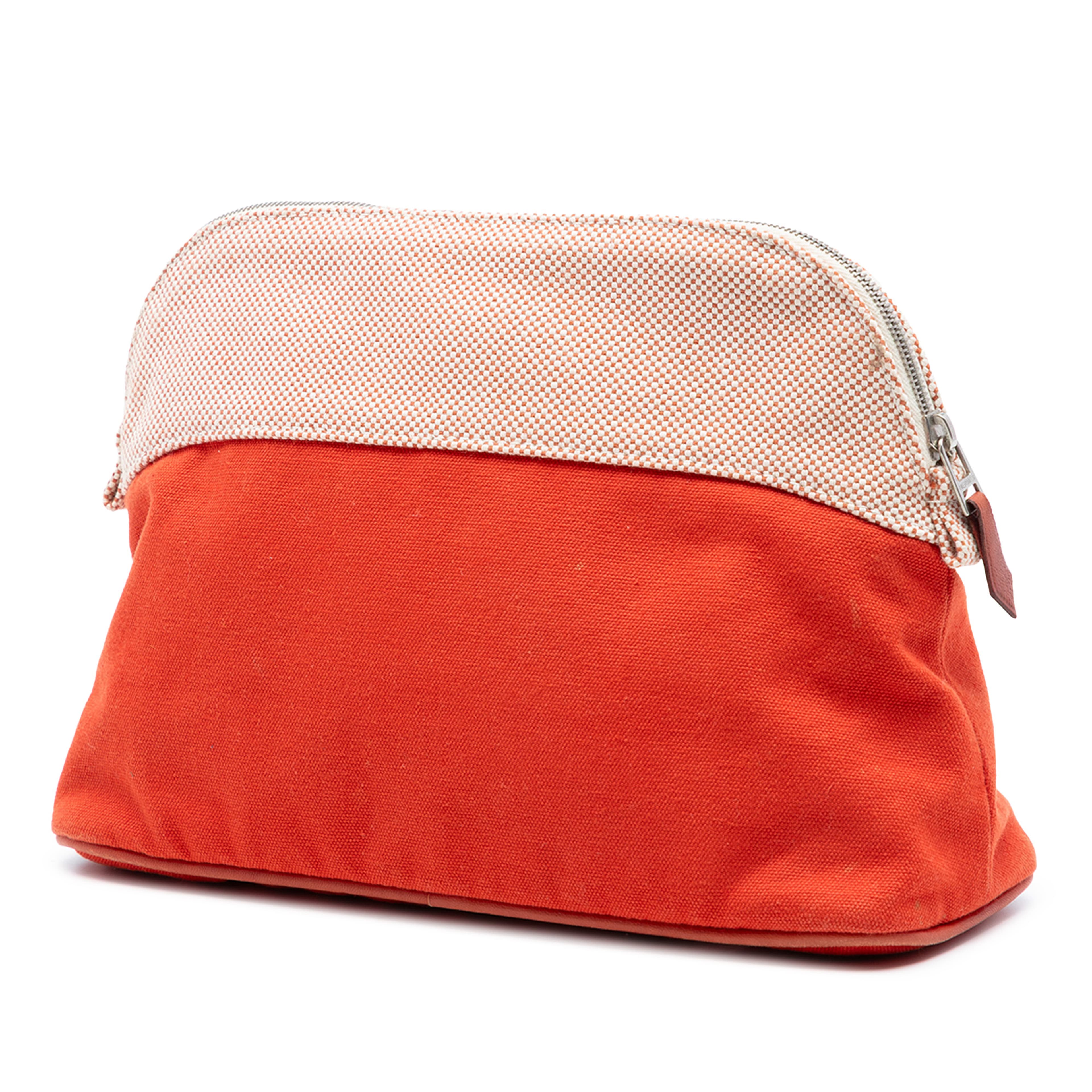 Hermès Toile Bolide Trousse De Voyage Pouch Pm, från Luxclusif, i färgen red orange. Klicka för att öppna bilden i stort format