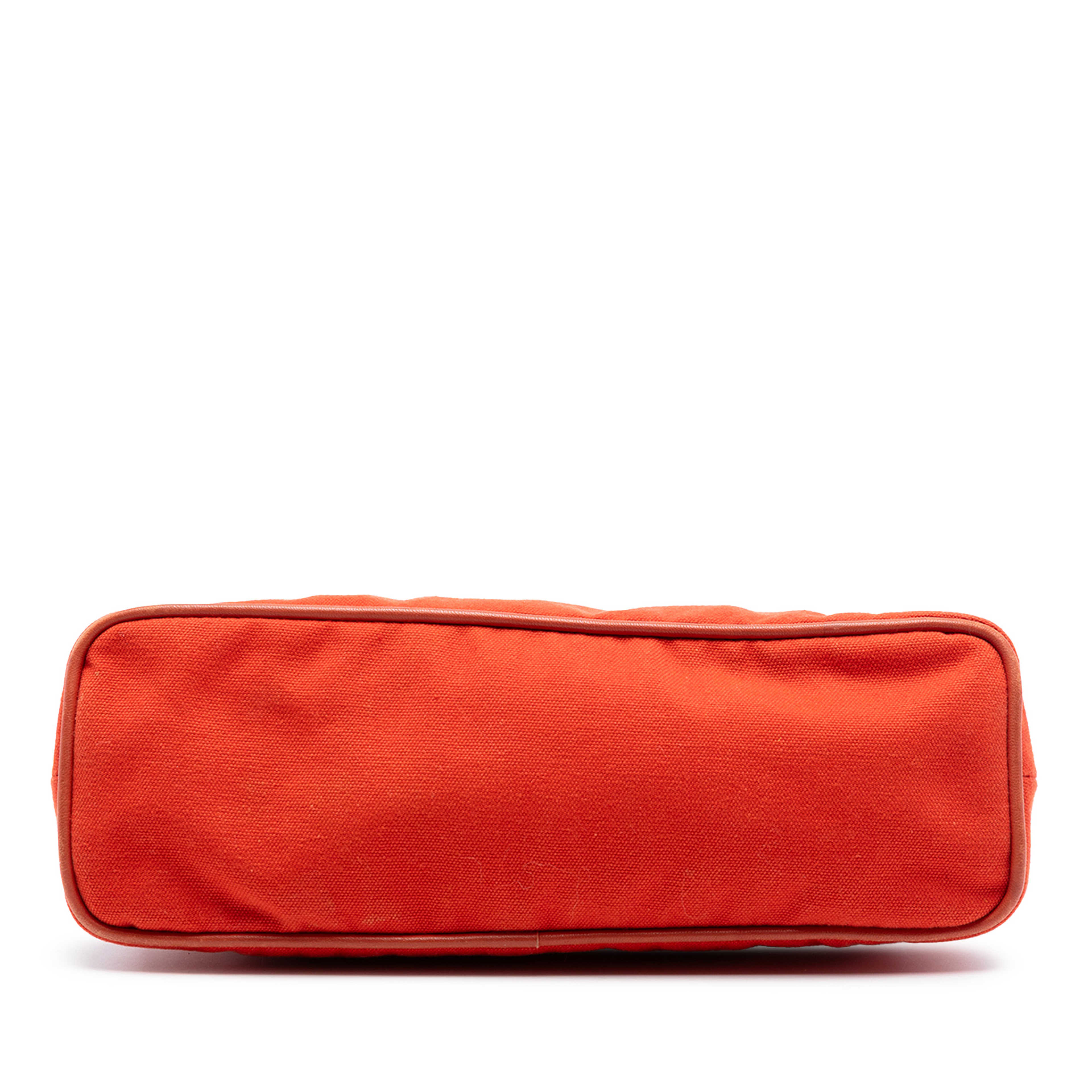 Hermès Toile Bolide Trousse De Voyage Pouch Pm, från Luxclusif, i färgen red orange. Klicka för att öppna bilden i stort format