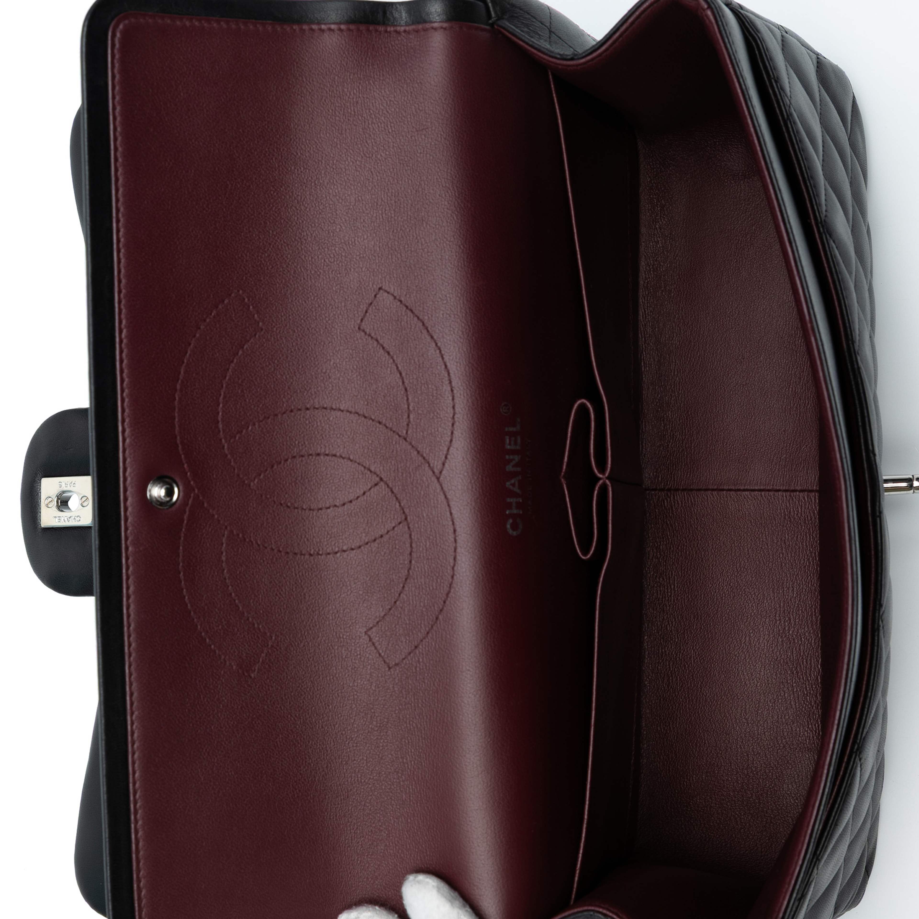 Chanel Jumbo Classic Lambskin Double Flap, från Luxclusif, i färgen black. Klicka för att öppna bilden i stort format