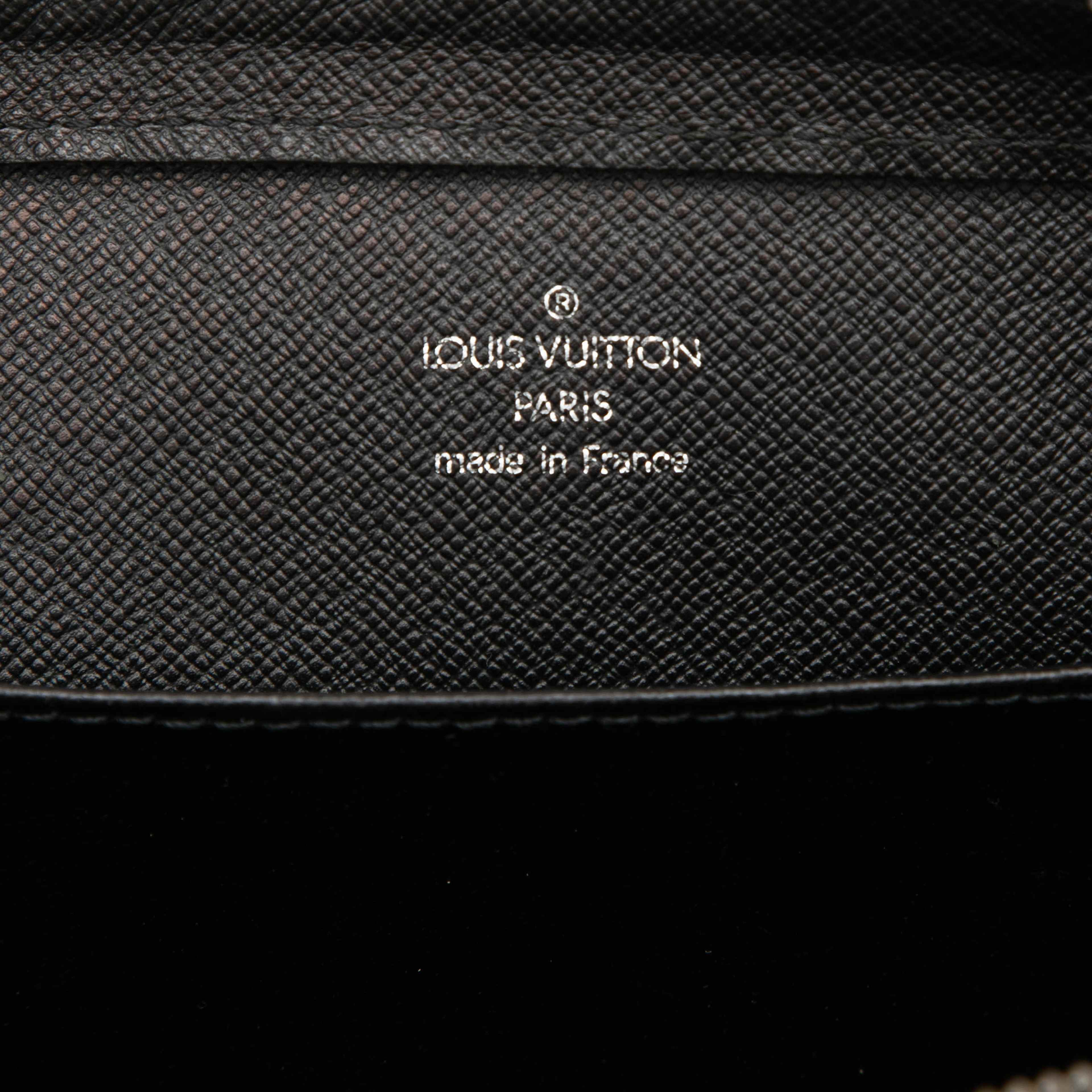 Louis Vuitton Taiga Pochette Baikal, från Luxclusif, i färgen svart. Klicka för att öppna bilden i stort format