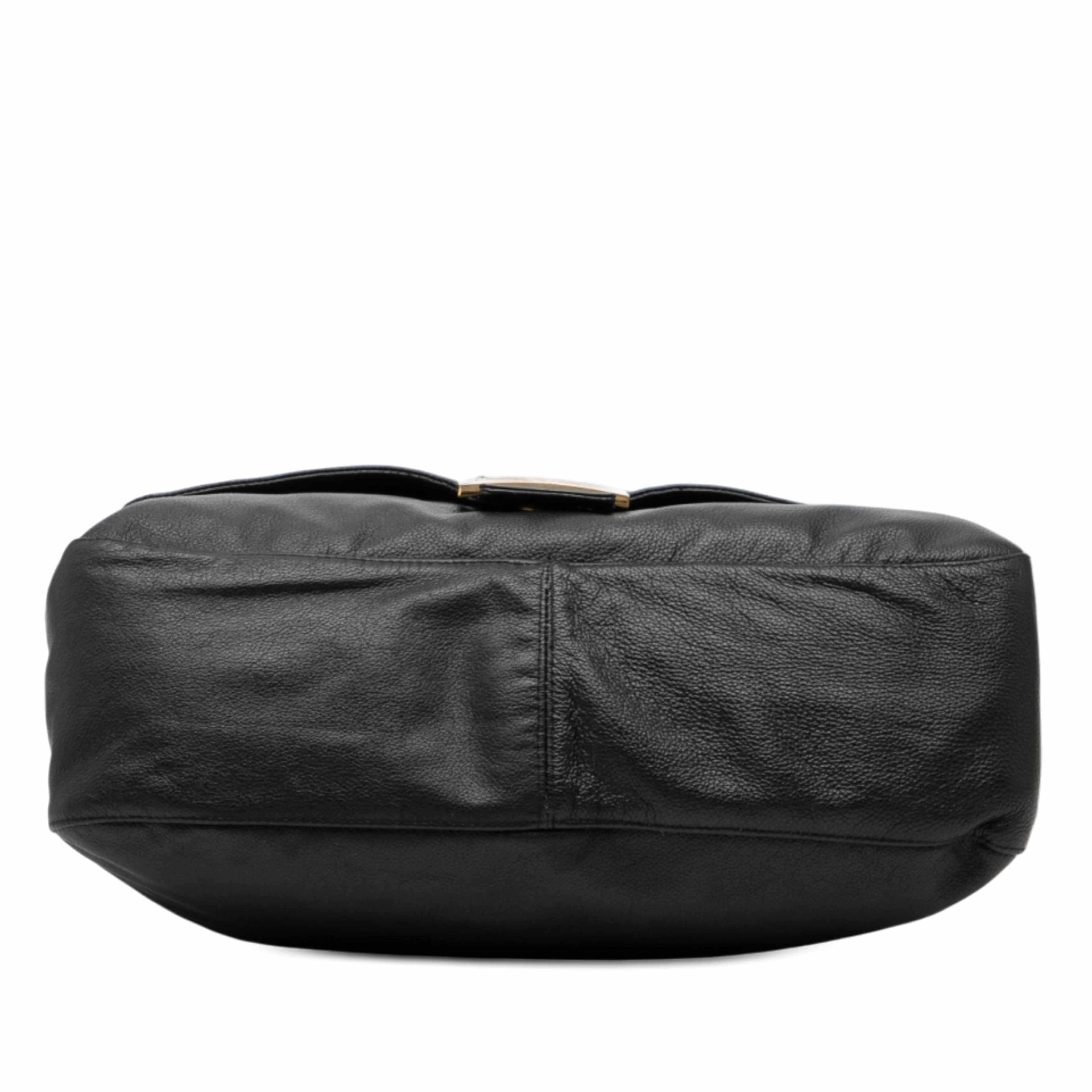 Fendi Leather Shoulder Bag, från Luxclusif, i färgen black. Klicka för att öppna bilden i stort format